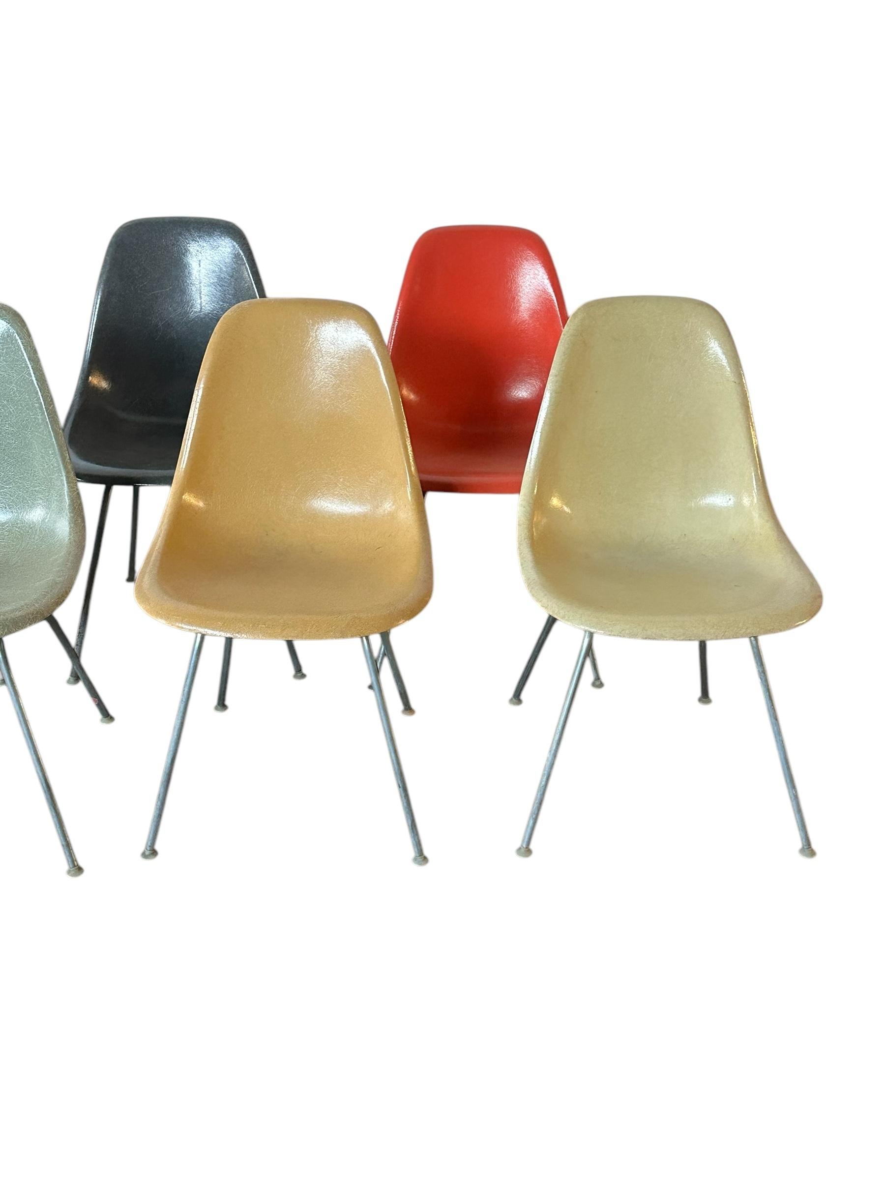 Ensemble de chaises de salle à manger multicolores Eames d'Herman Miller Bon état - En vente à Brooklyn, NY