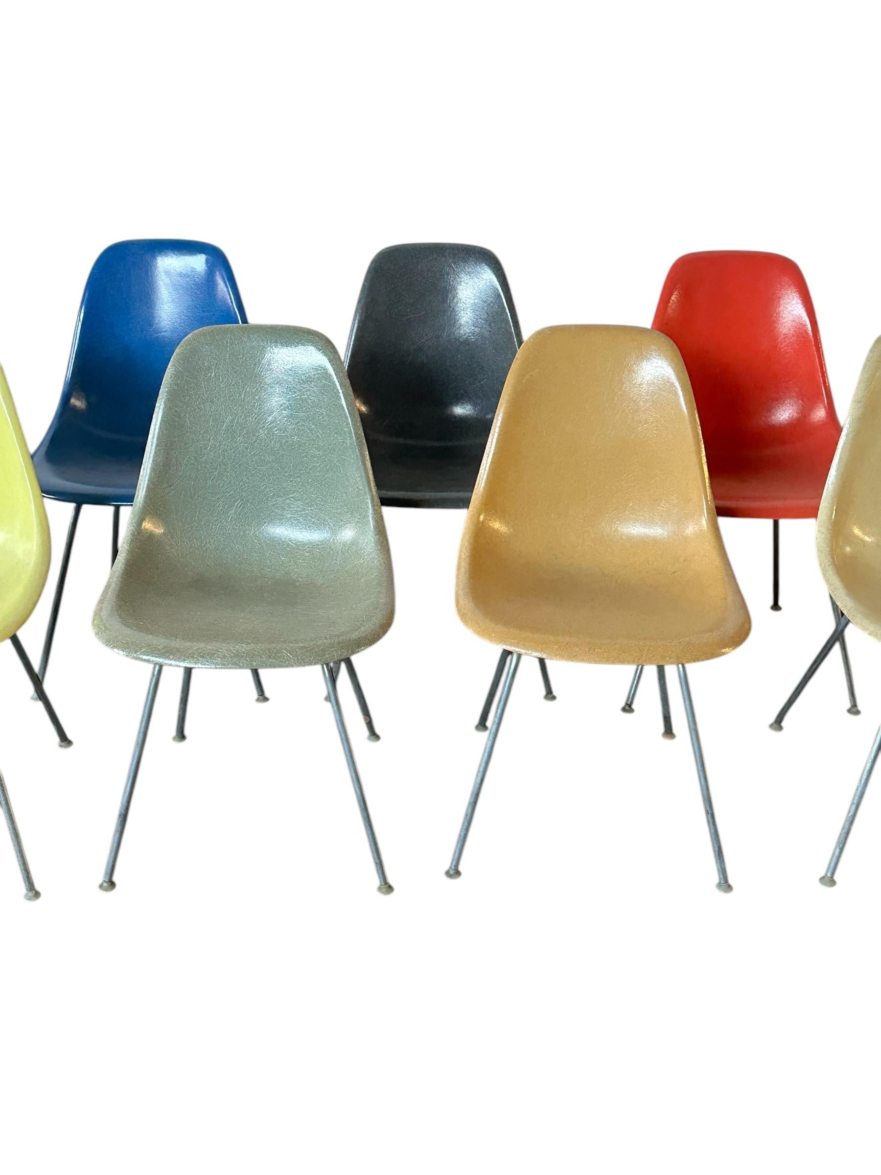 20ième siècle Ensemble de chaises de salle à manger multicolores Eames d'Herman Miller en vente