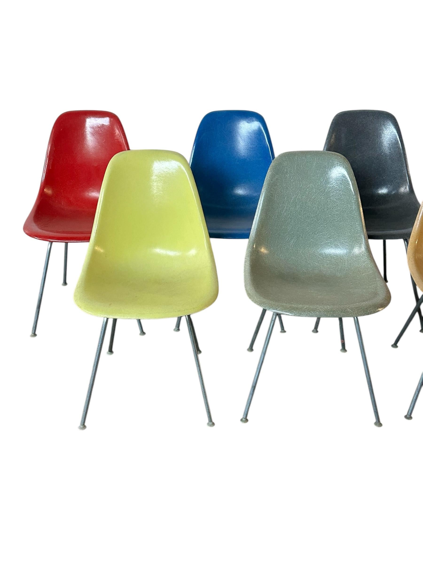 Métal Ensemble de chaises de salle à manger multicolores Eames d'Herman Miller en vente