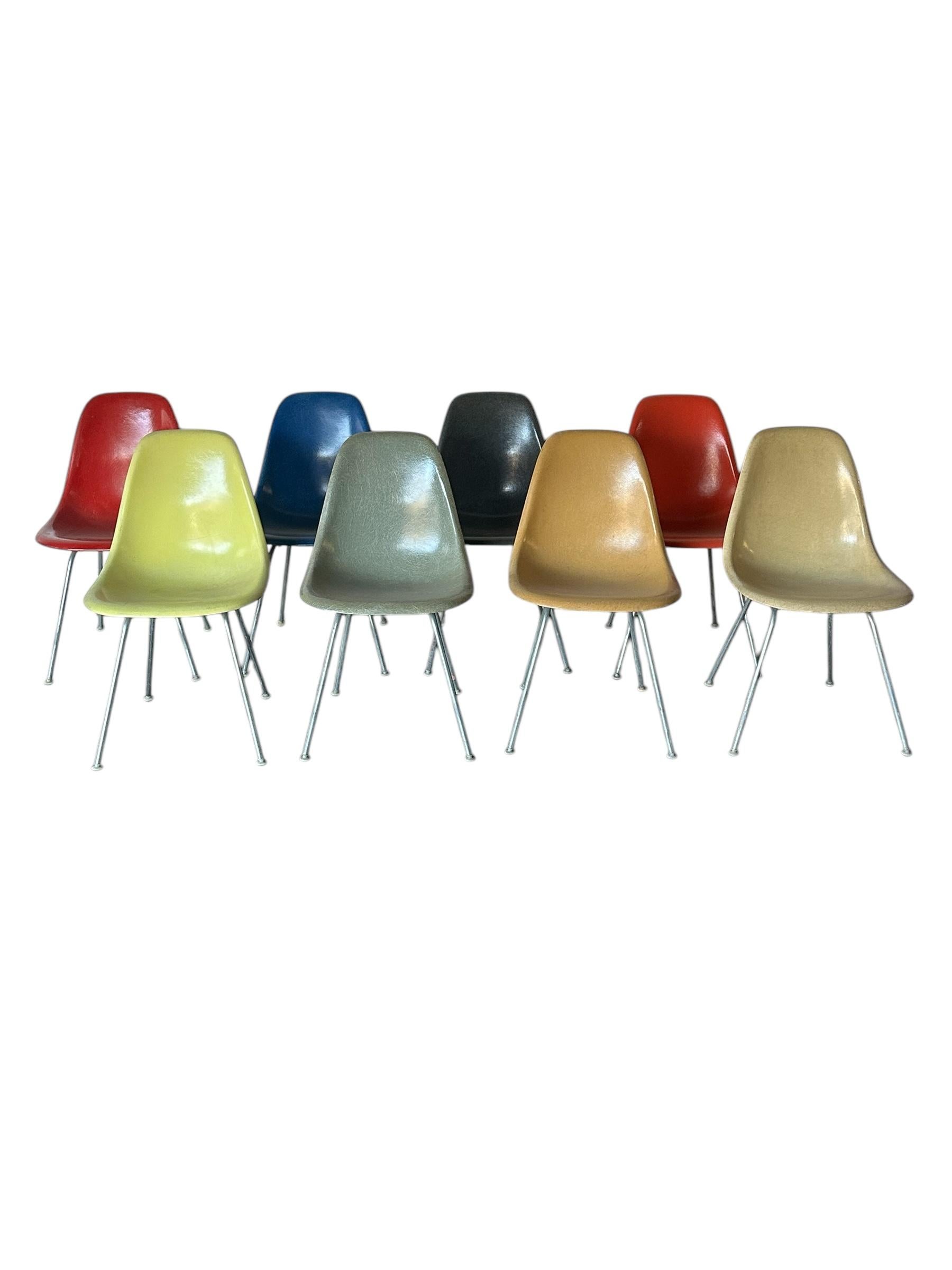 Ensemble de chaises de salle à manger multicolores Eames d'Herman Miller en vente 1