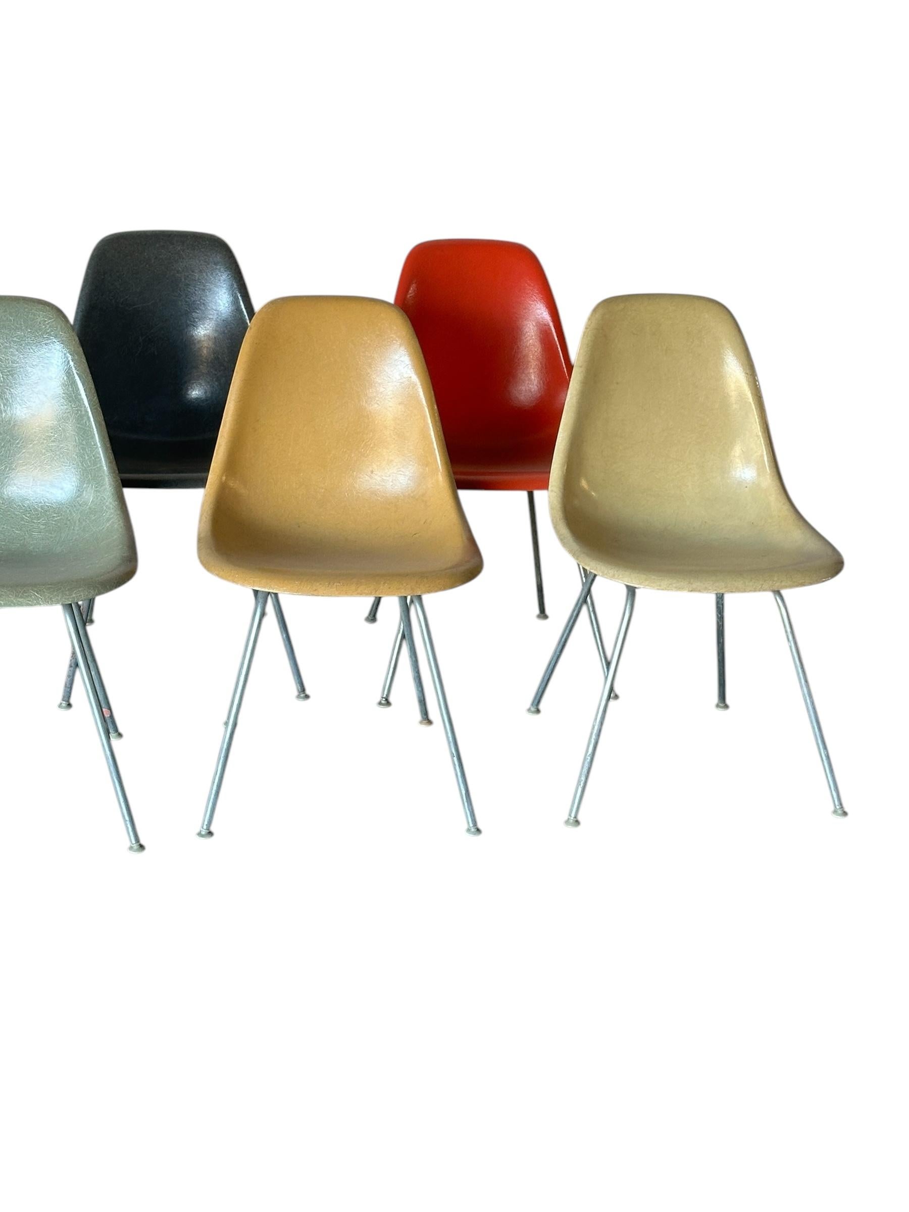 Ensemble de chaises de salle à manger multicolores Eames d'Herman Miller en vente 2