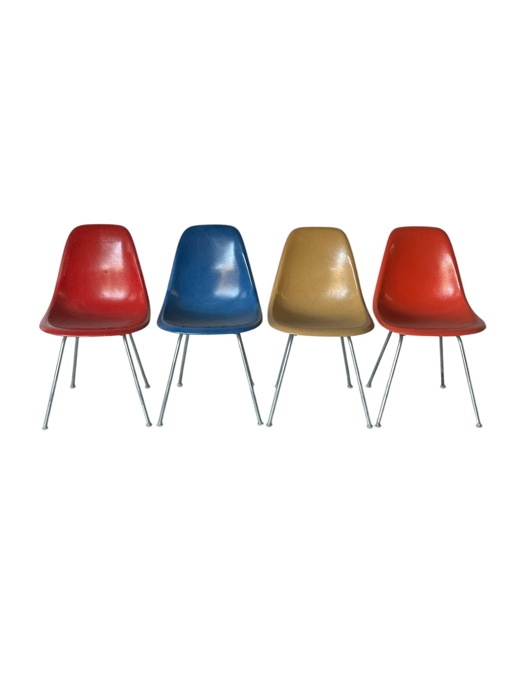Luminoso e attraente set di 4 sedie da pranzo in fibra di vetro originali Herman Miller Eames. Basi H in tubo di acciaio di fabbricazione Herman Miller. Tutte le guide e le viti sono intatte. Tutte le sedie sono firmate e garantite come autentiche.