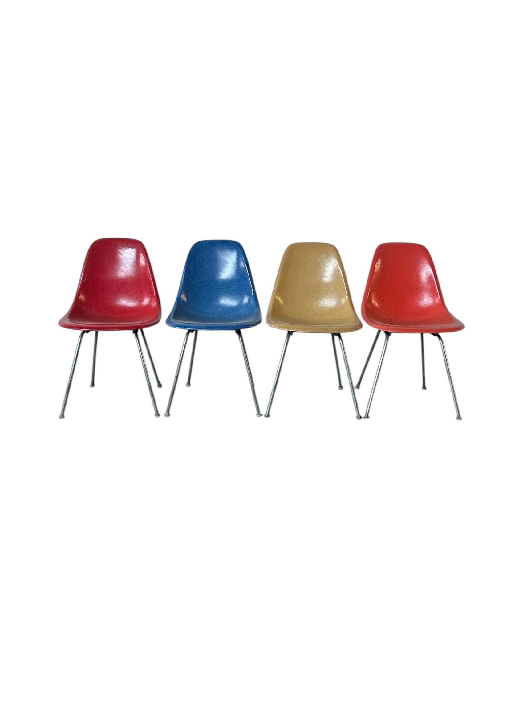 Mid-Century moderno Set di sedie da pranzo multicolore Herman Miller Eames in vendita