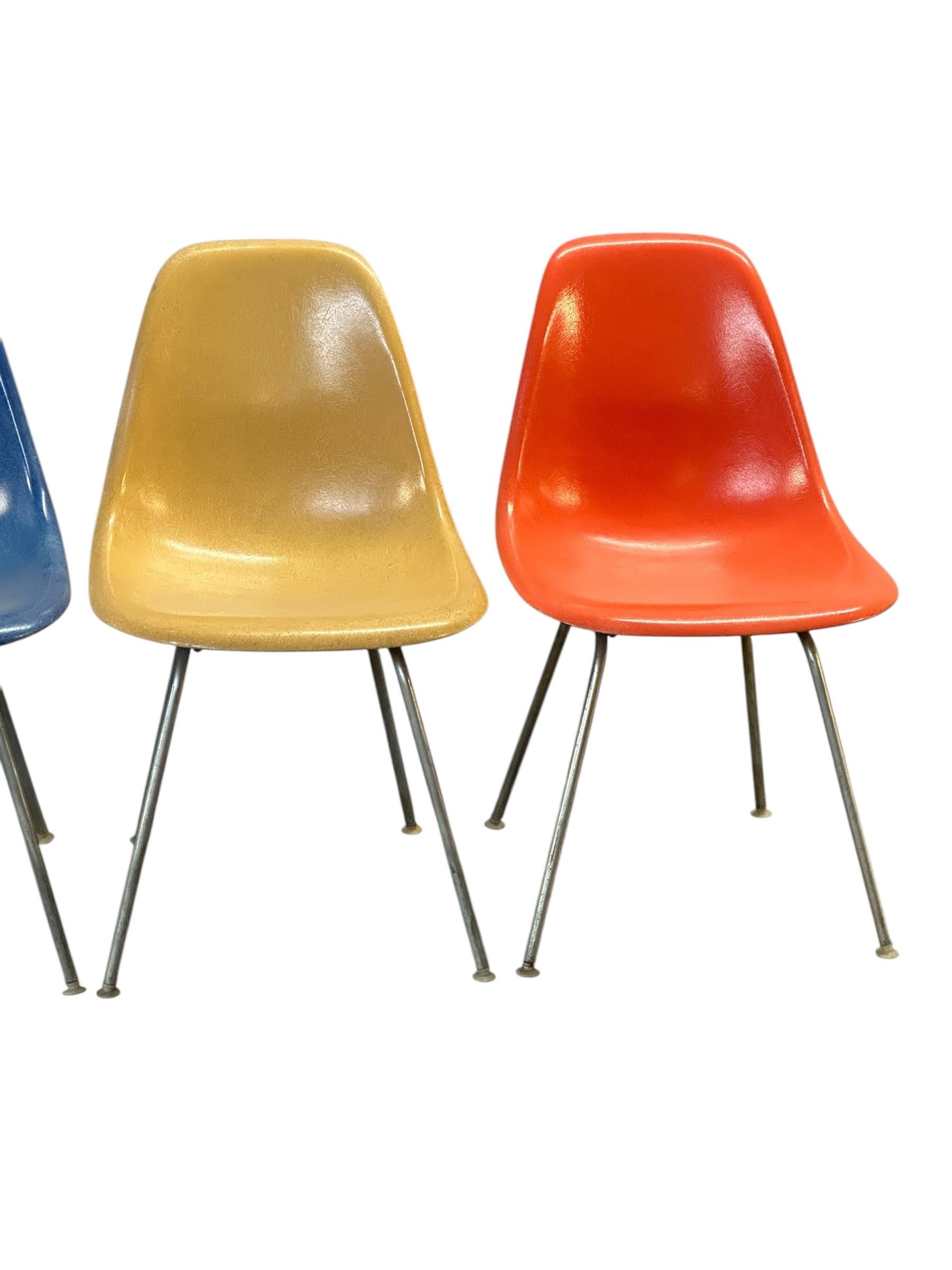Set di sedie da pranzo multicolore Herman Miller Eames In condizioni buone in vendita a Brooklyn, NY