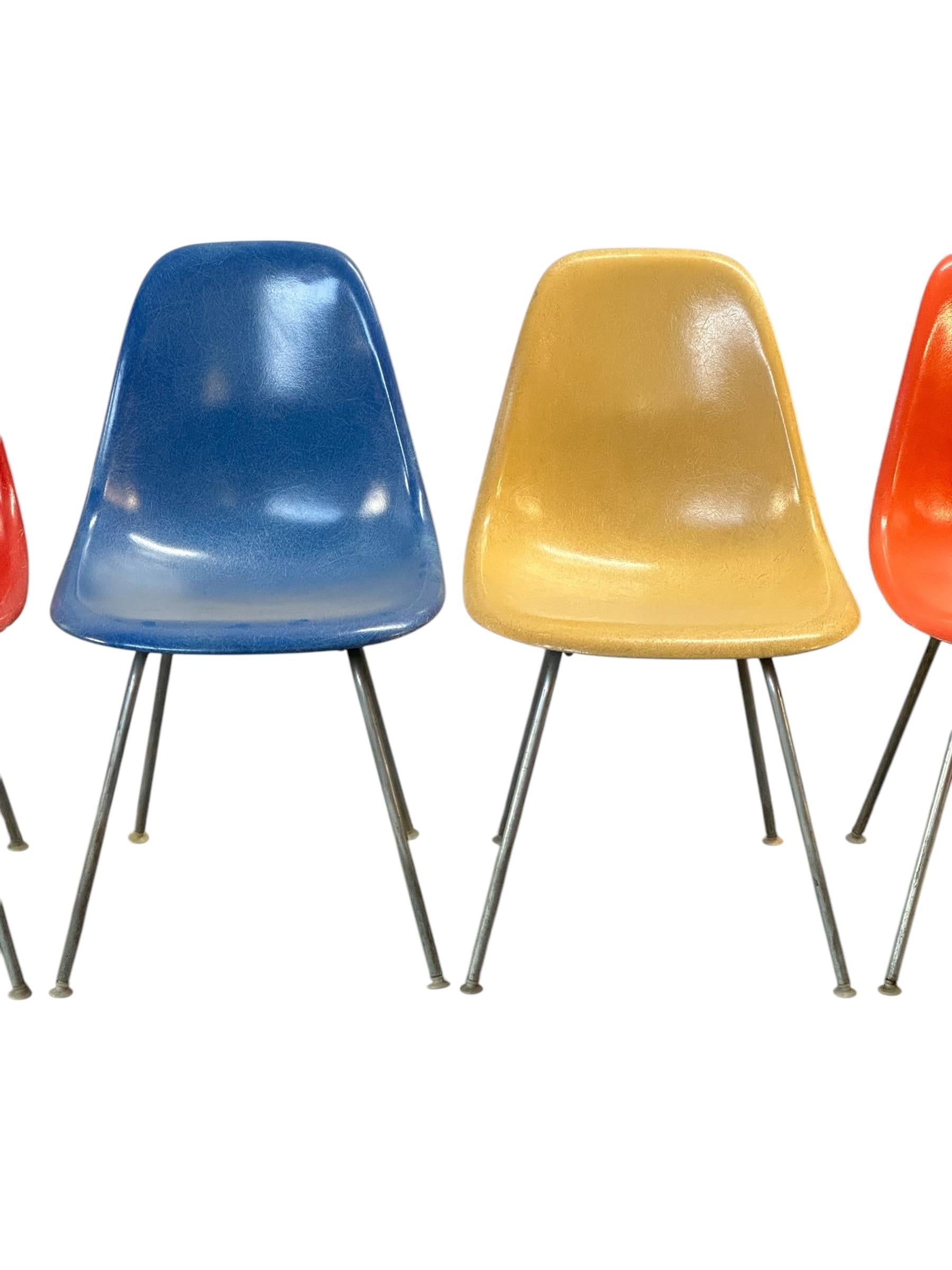 Acciaio Set di sedie da pranzo multicolore Herman Miller Eames in vendita