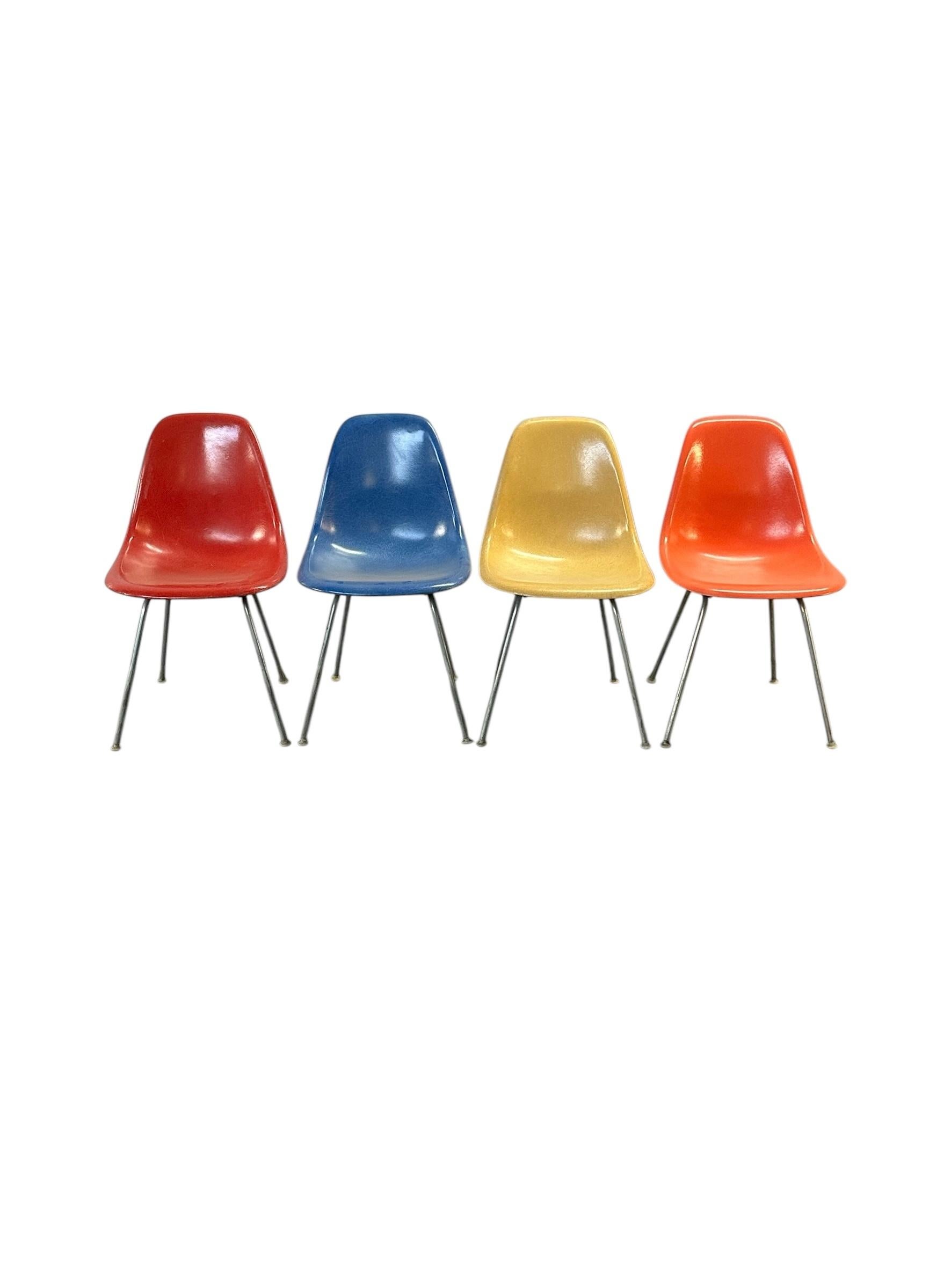 Set di sedie da pranzo multicolore Herman Miller Eames in vendita 1