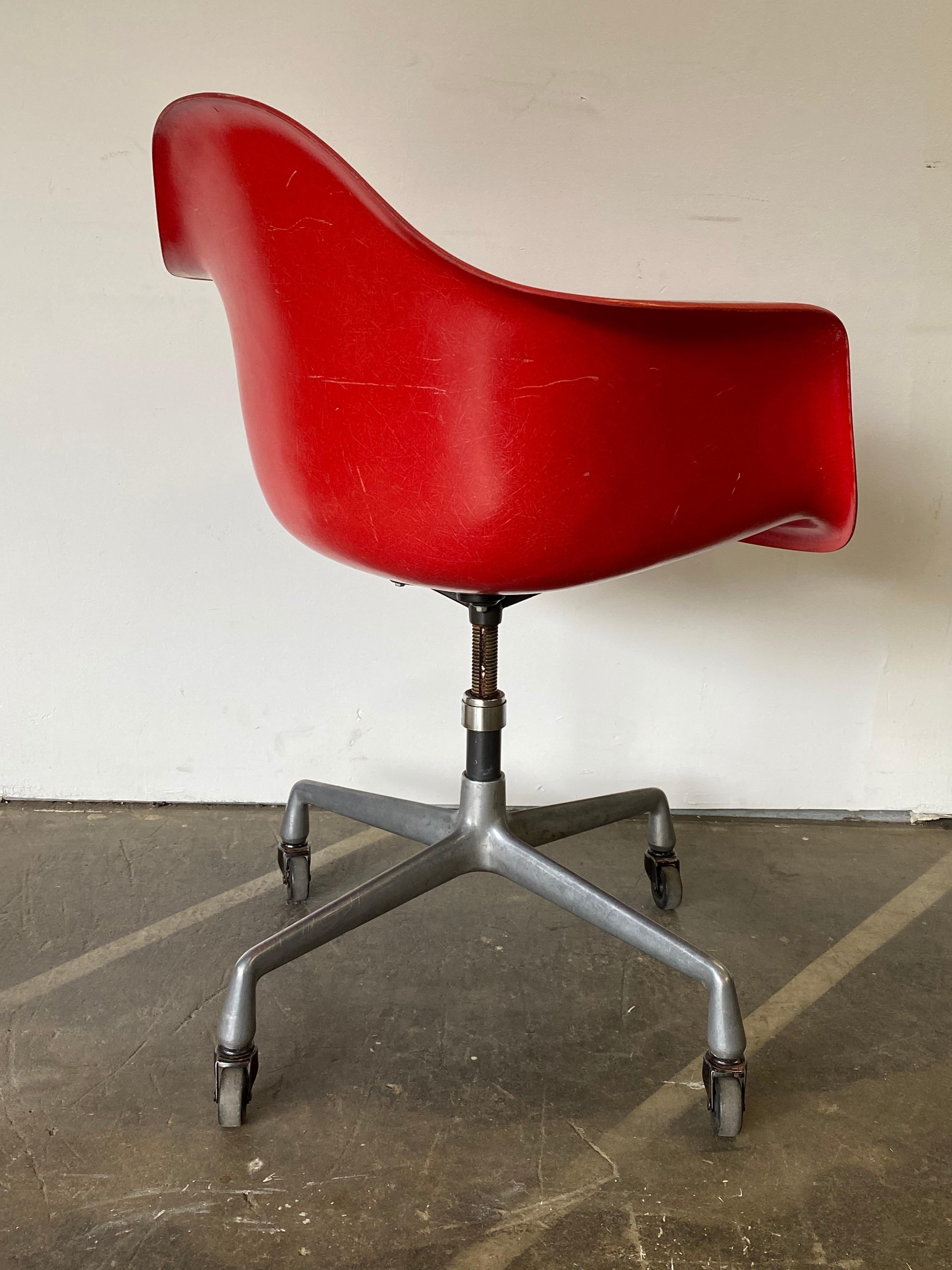 Herman Miller Eames Office Desk Chair in Cherry Red In Good Condition In Brooklyn, NY