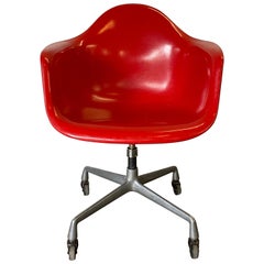 Chaise de bureau Eames Herman Miller en rouge cerise