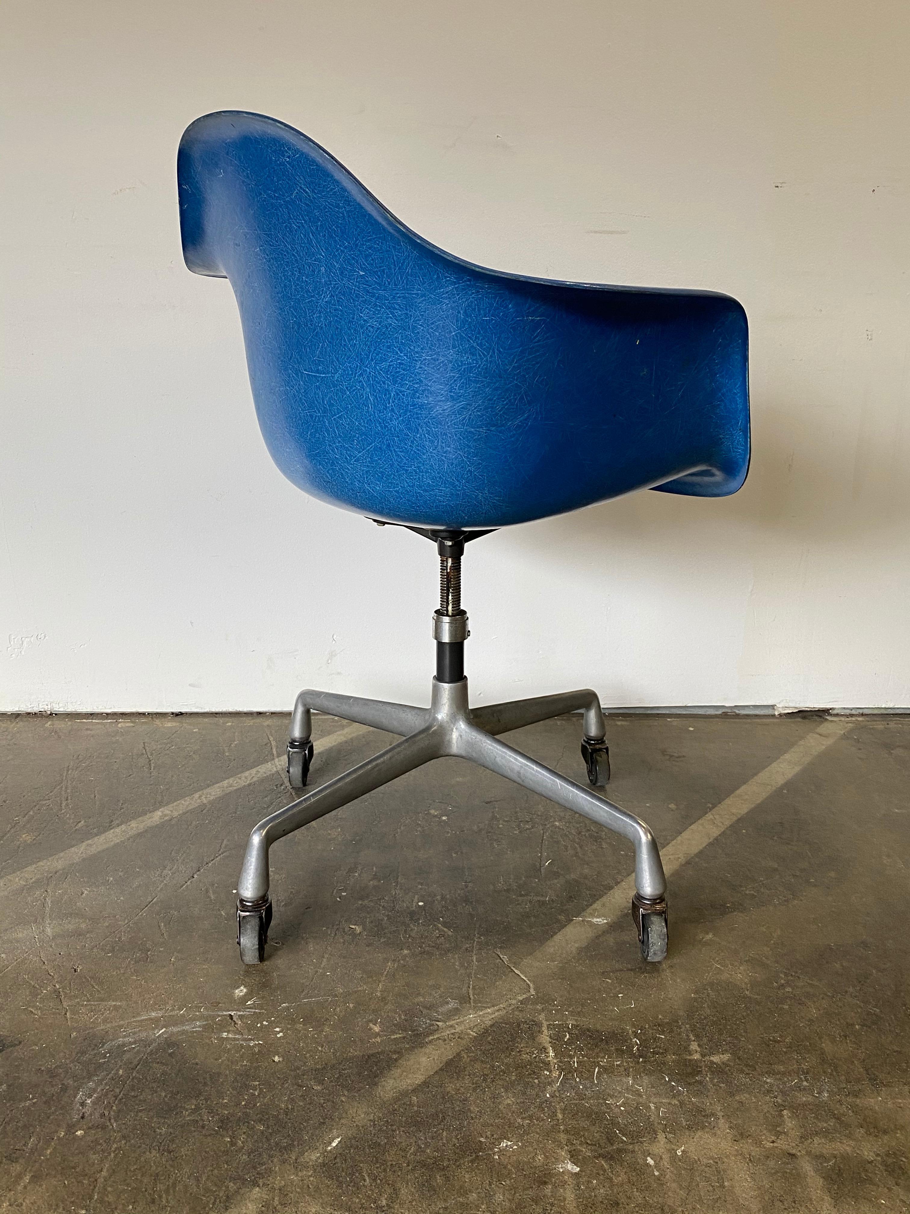 Fiberglass Herman Miller Eames Office Desk Chair in Ultramarine Blue