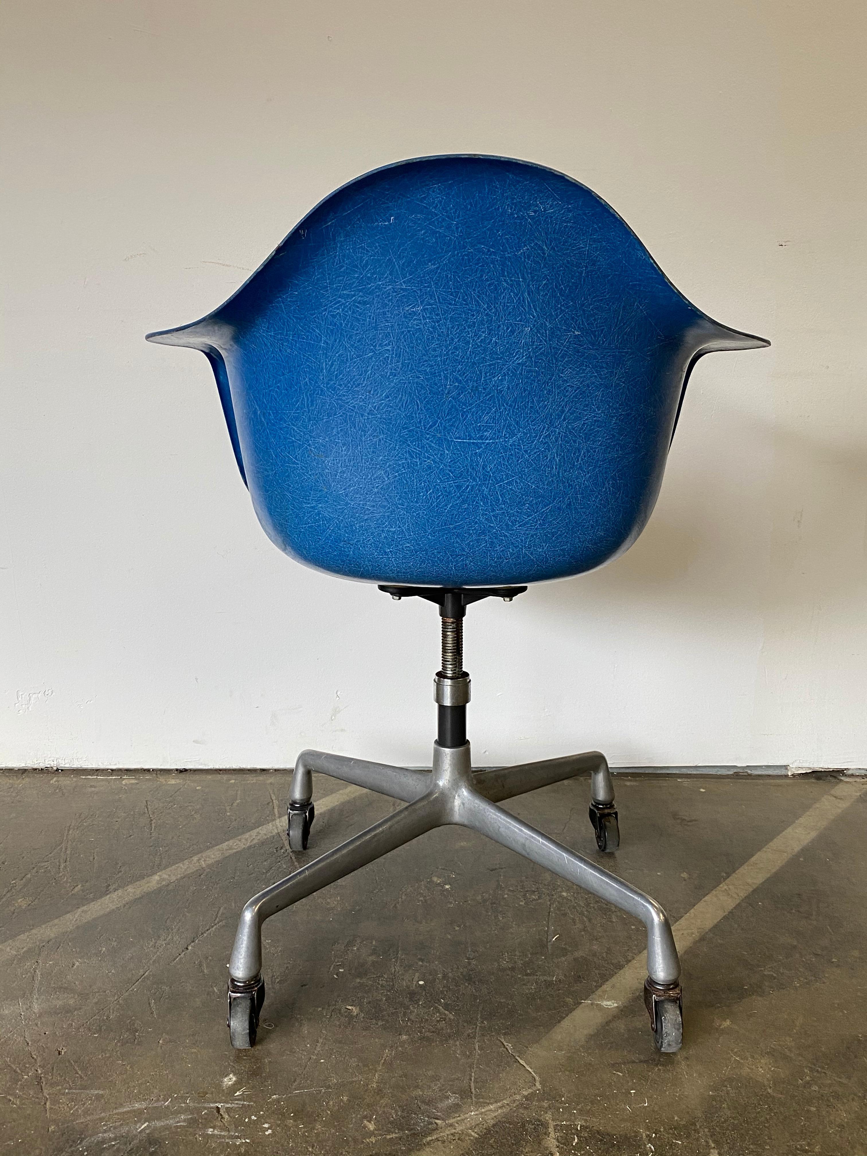 Herman Miller Eames Office Desk Chair in Ultramarine Blue 1