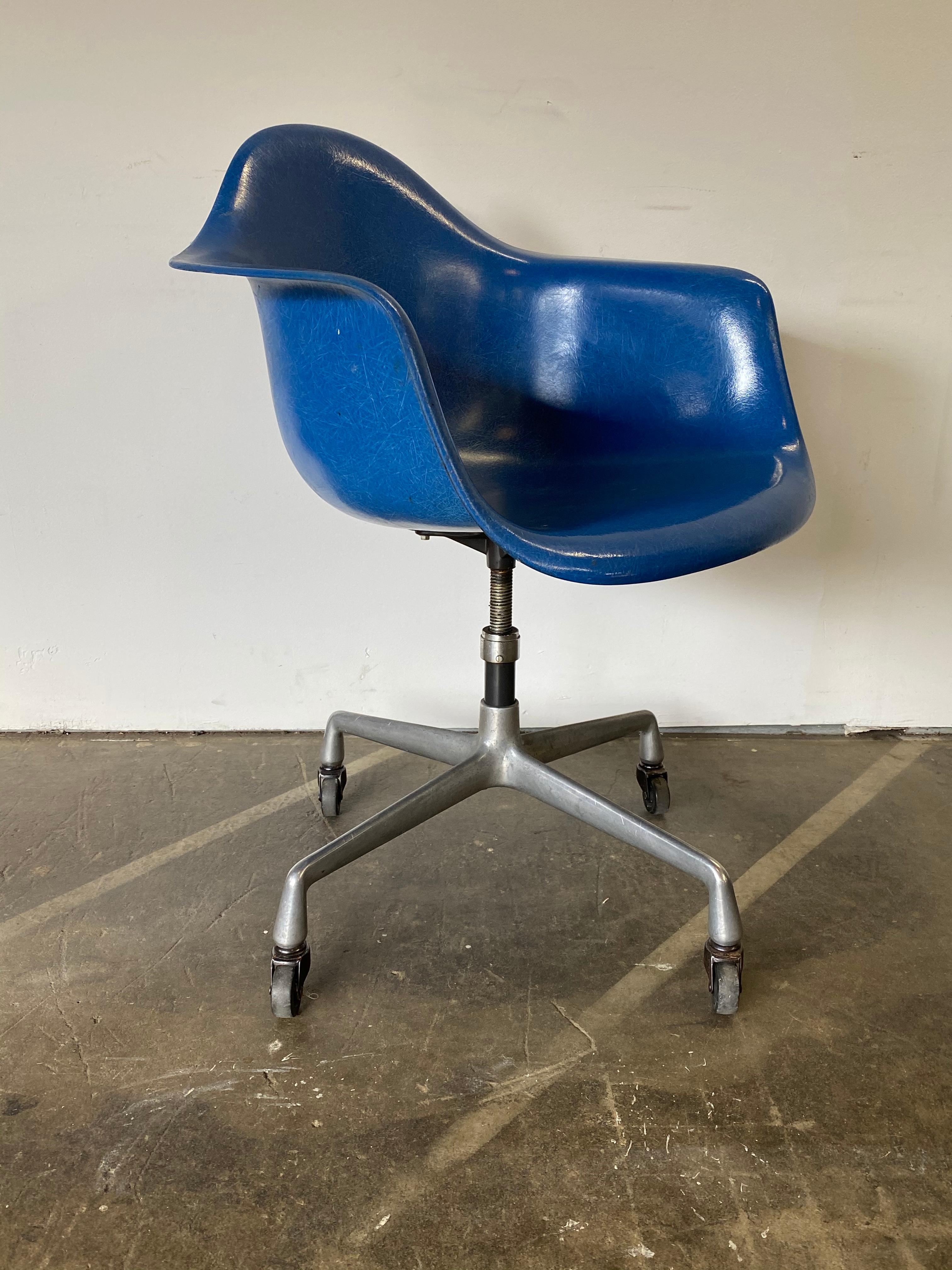 American Herman Miller Eames Office Desk Chair in Ultramarine Blue