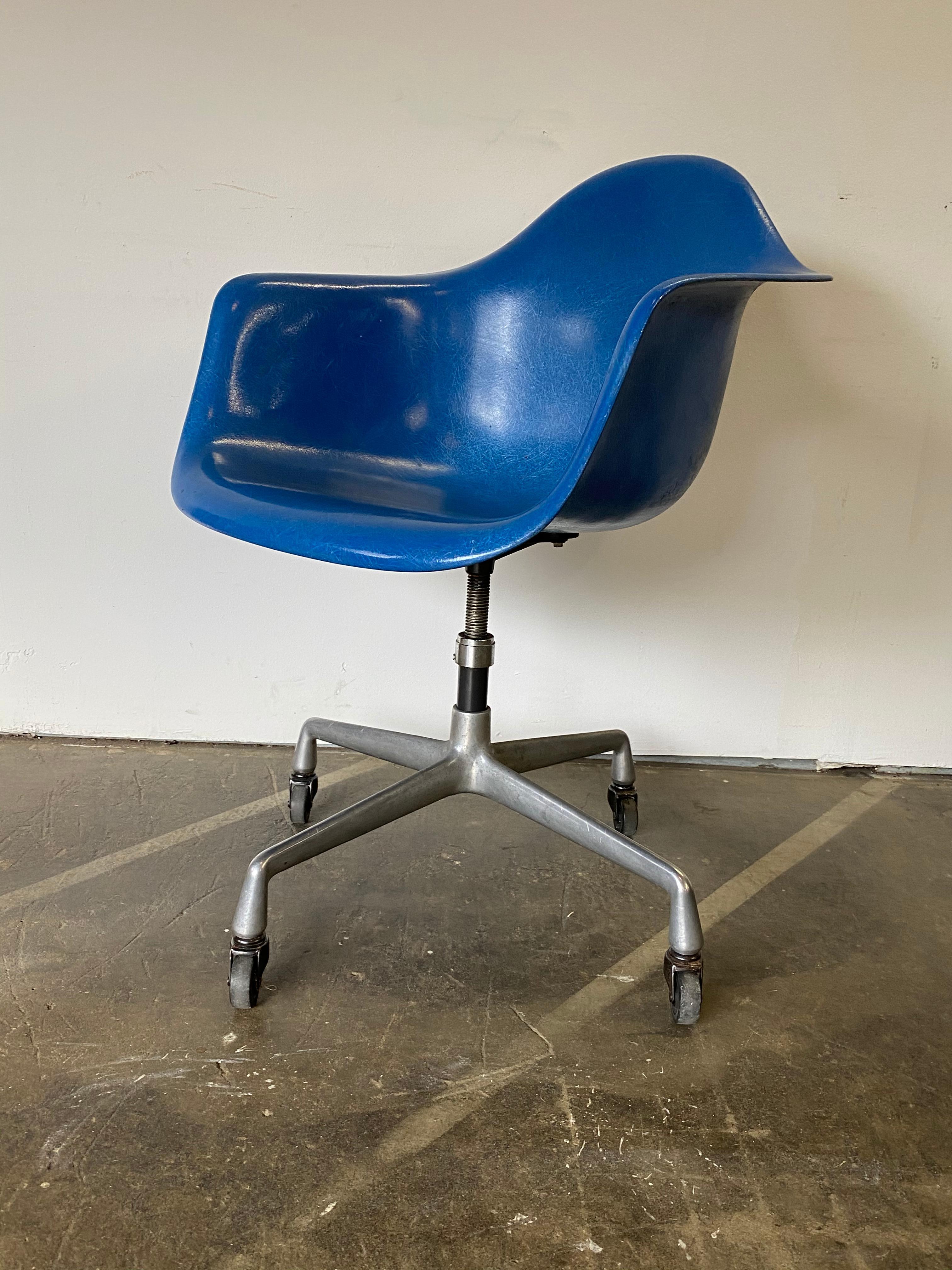 Herman Miller Eames Office Desk Chair in Ultramarine Blue In Good Condition In Brooklyn, NY