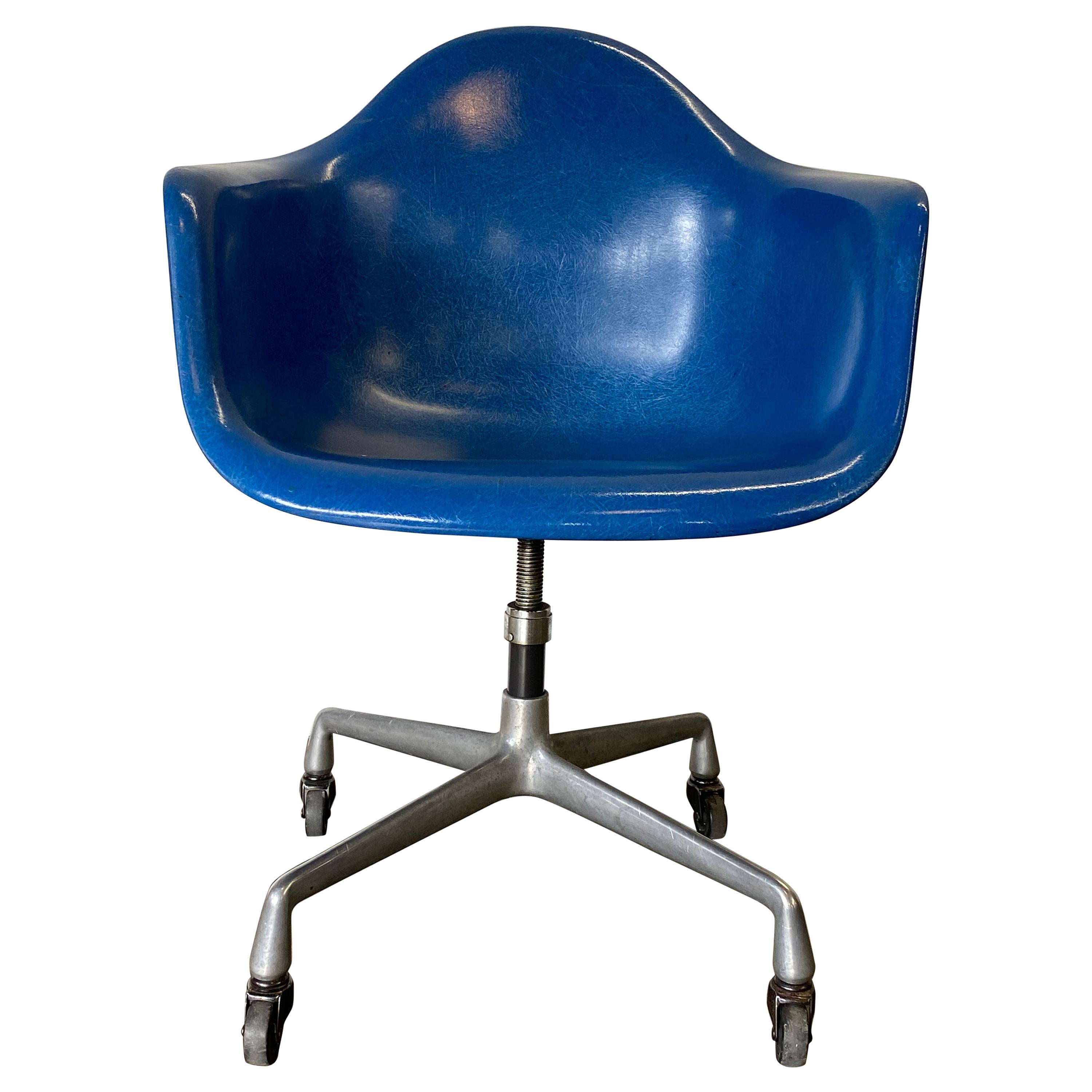 Herman Miller Eames Office Desk Chair in Ultramarine Blue