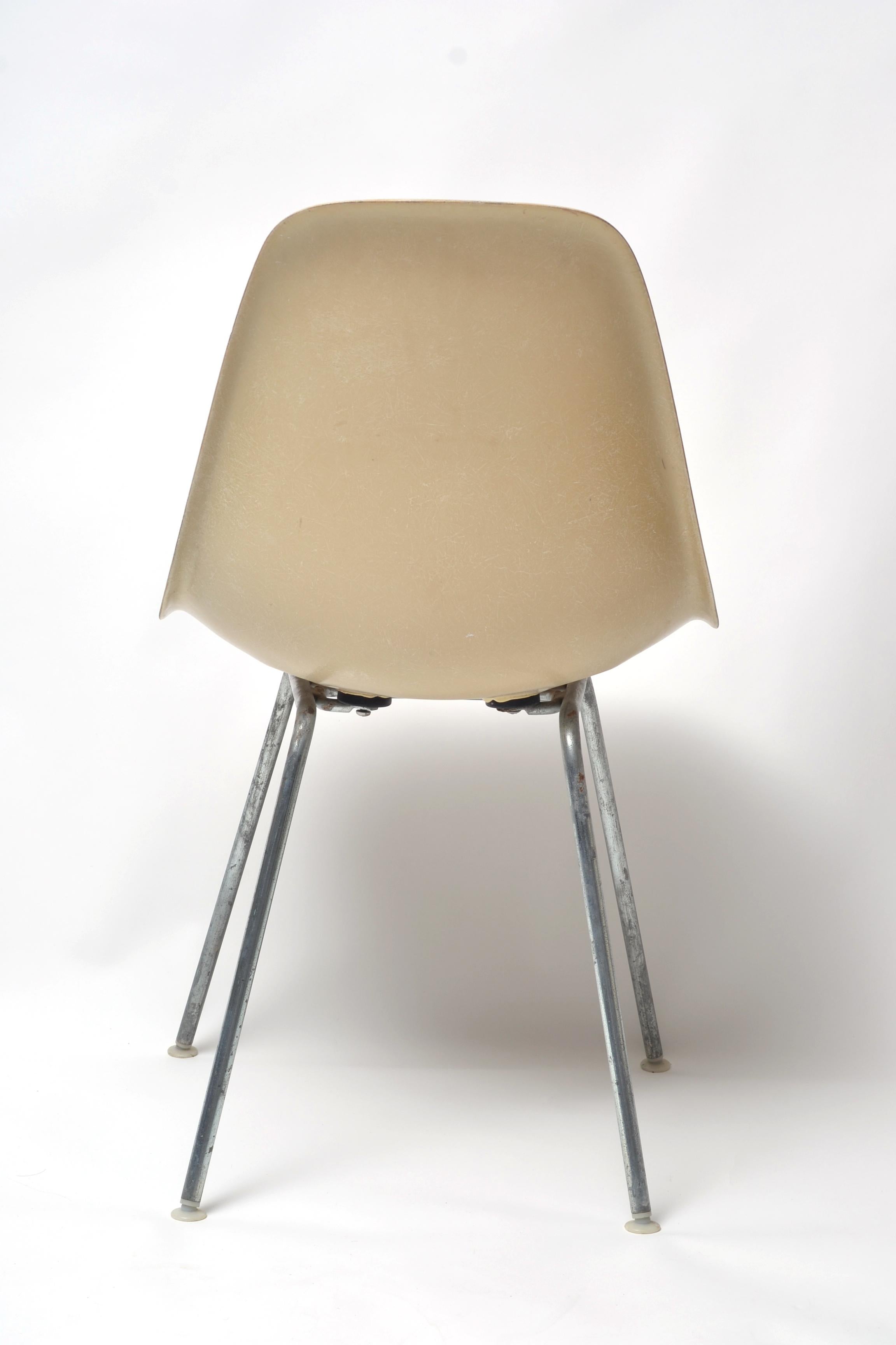 Herman Miller Eames Parchment DSX Fiberglass Shell Chair In Good Condition In Pittsburgh, PA
