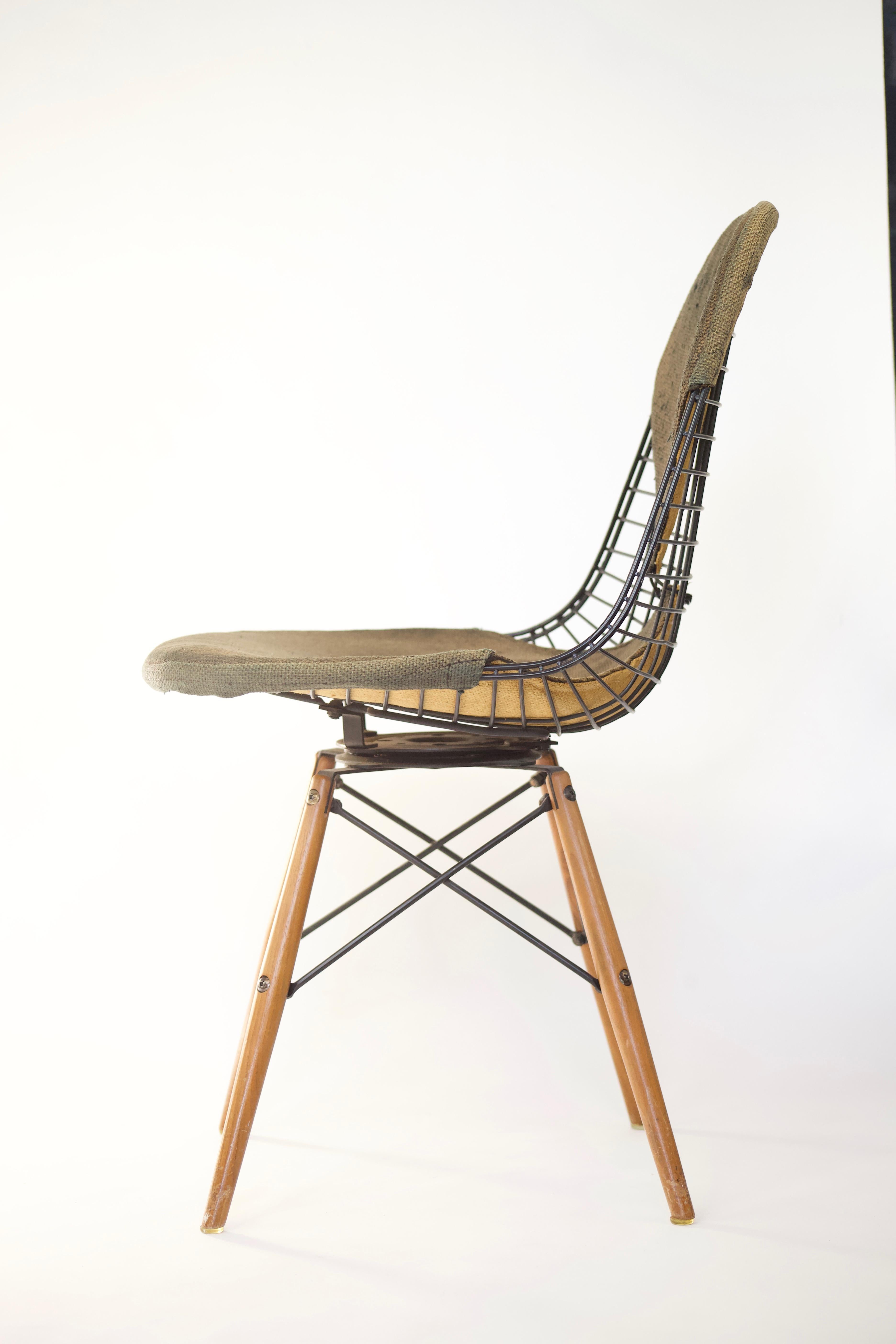Herman Miller Eames PKW-2 Wire Chair with Swivel Dowel Base (Moderne der Mitte des Jahrhunderts)