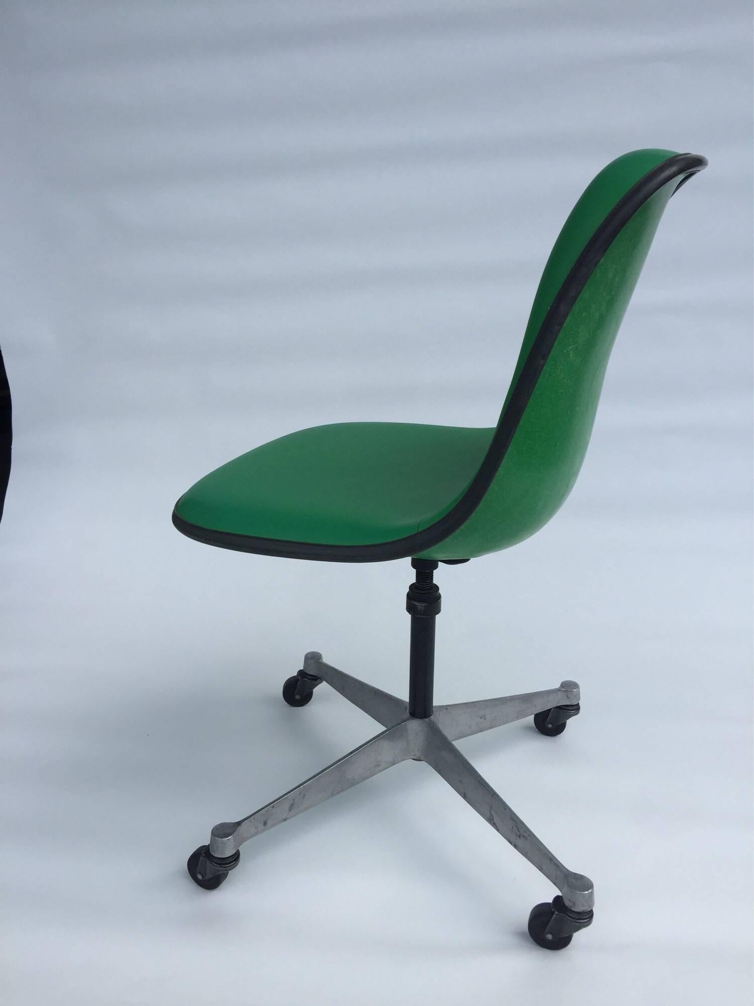 Mid-Century Modern Herman Miller Eames PSCA Swivel Chair