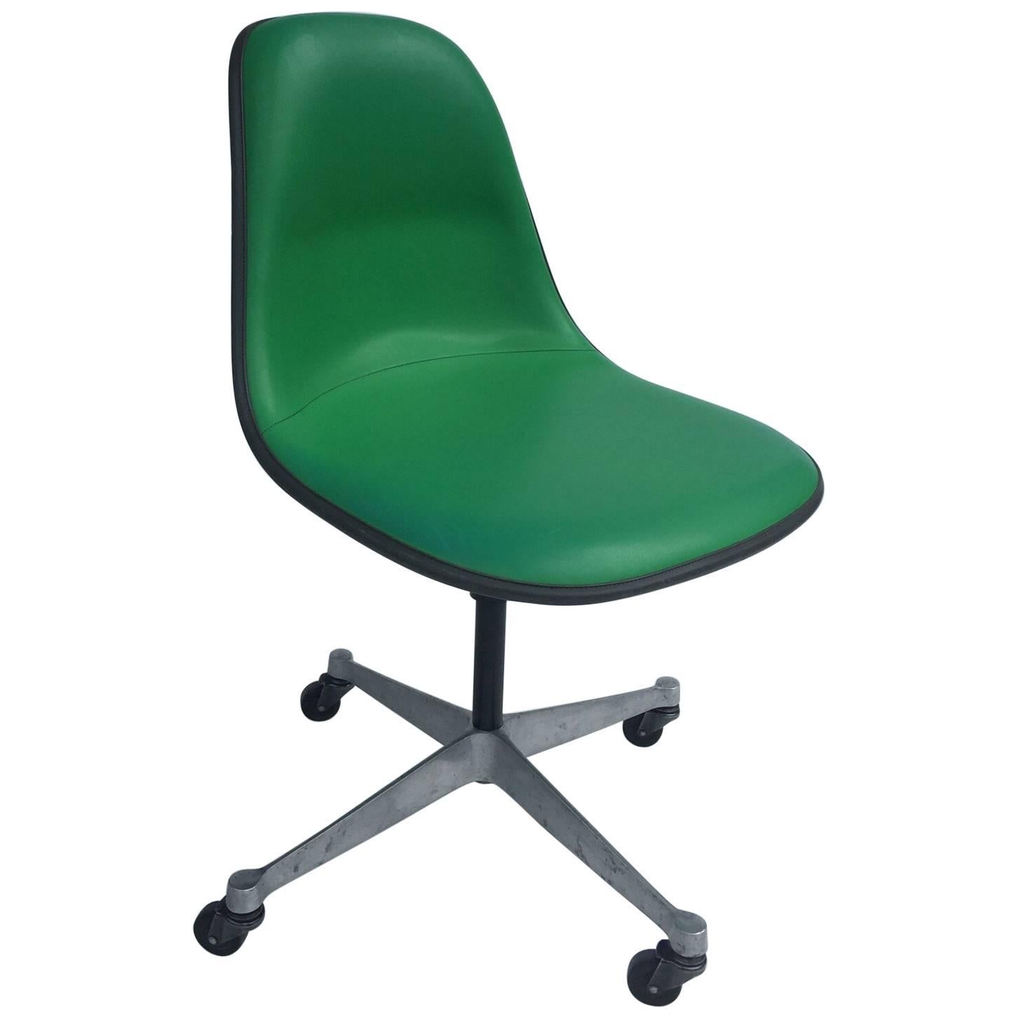 Chaise pivotante Eames PSCA de Herman Miller