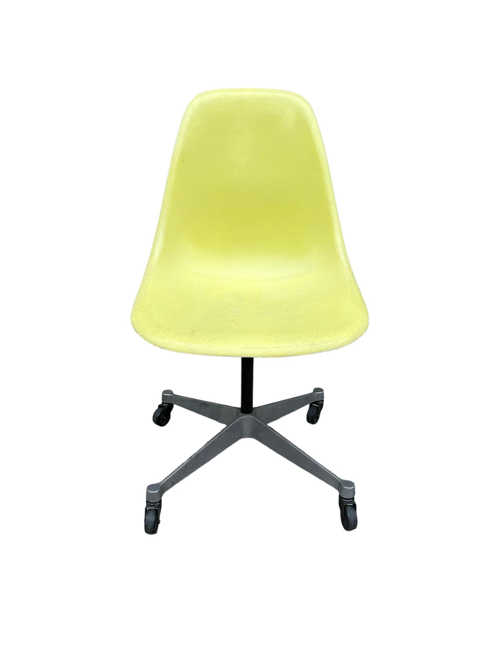 Herman Miller Eames PSCC Swivel Desk Chair In Good Condition For Sale In Brooklyn, NY