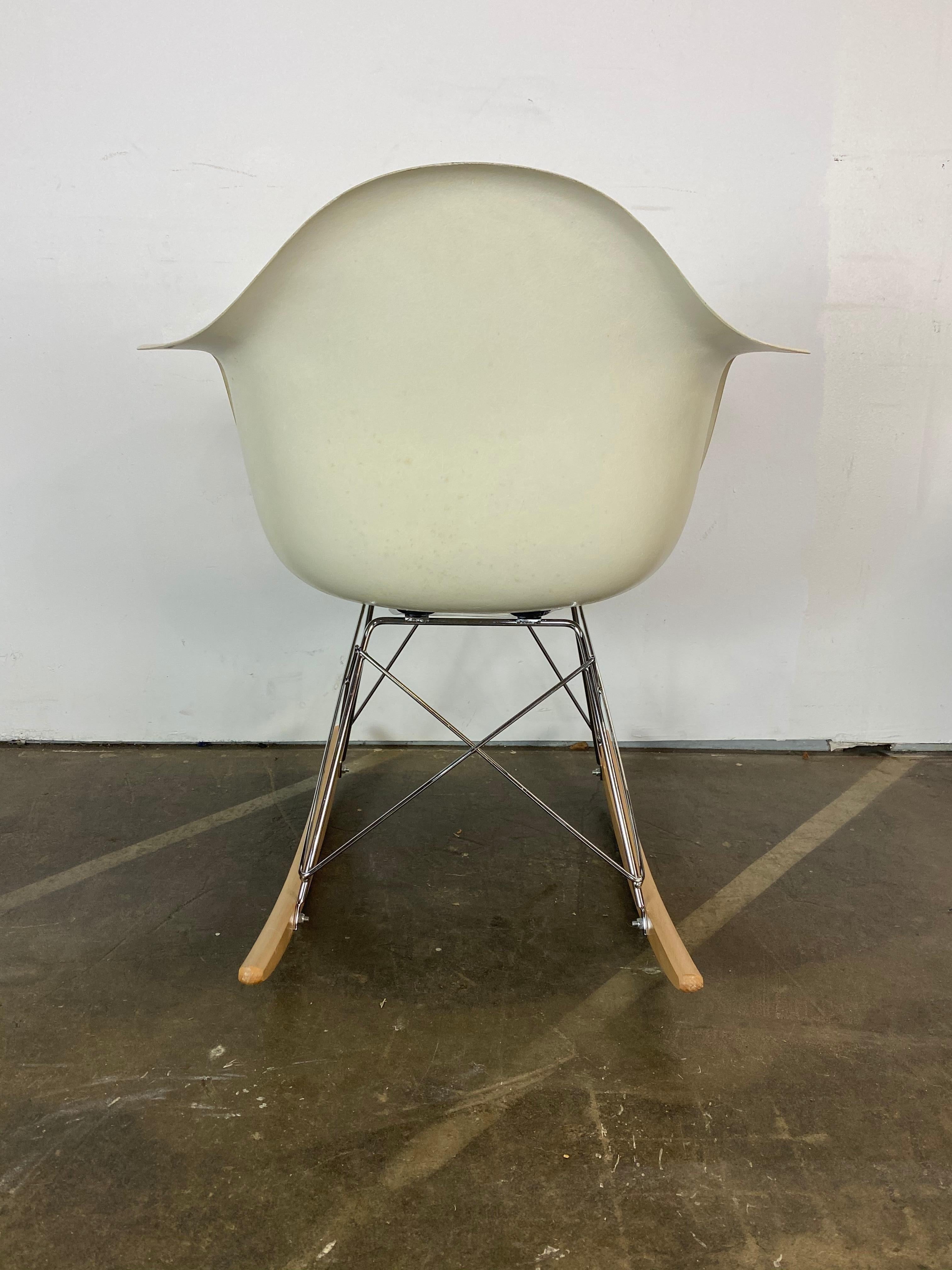 Herman Miller Eames RAR Rocker in Parchment In Good Condition In Brooklyn, NY