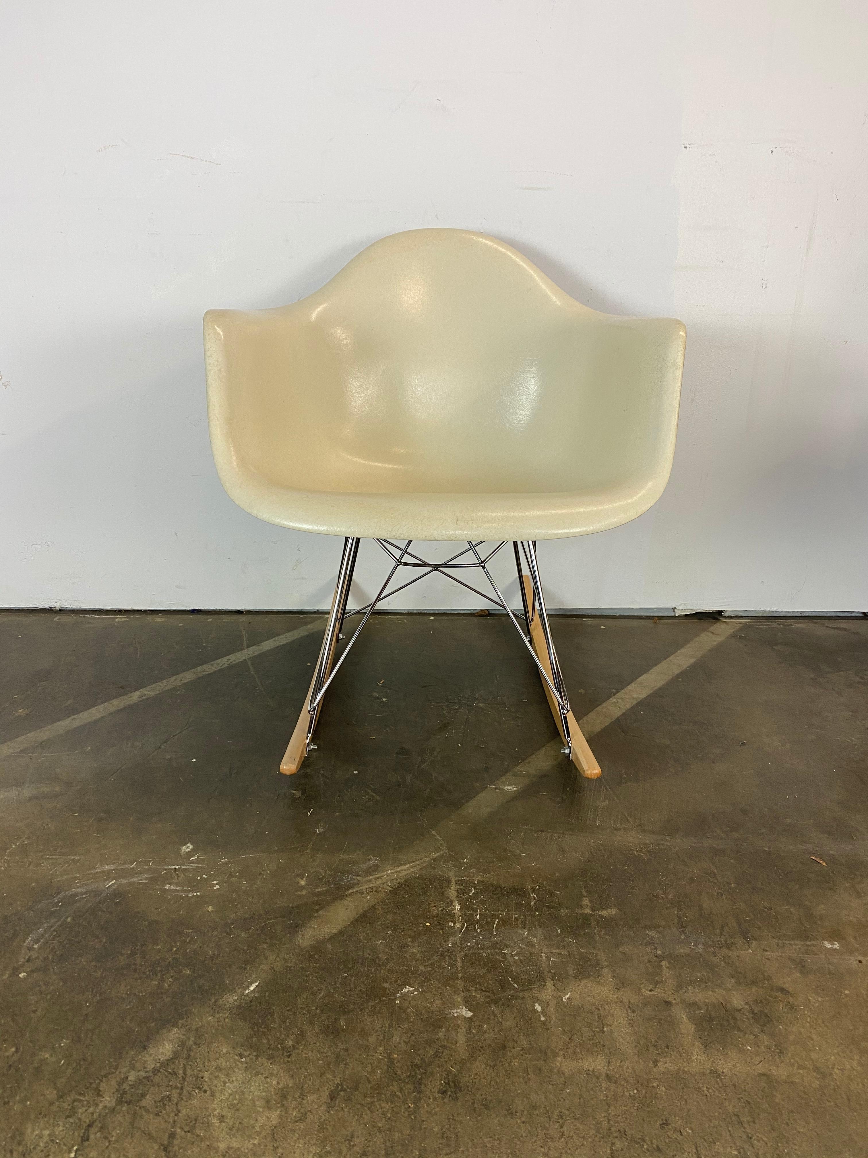 Herman Miller Eames RAR Rocker in Parchment In Good Condition In Brooklyn, NY