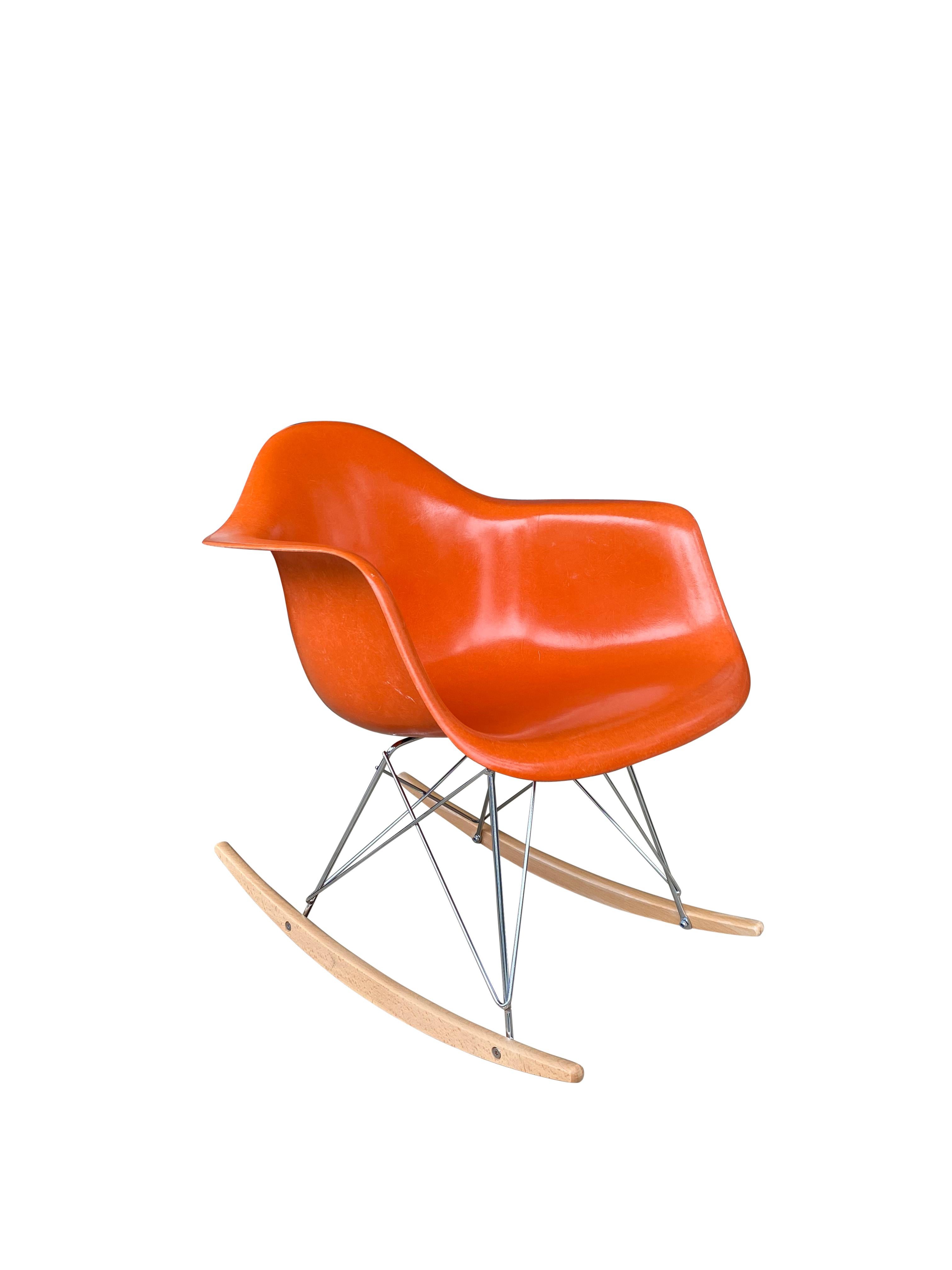 Herman Miller Eames RAR Rocker in Rot Orange (Moderne der Mitte des Jahrhunderts) im Angebot