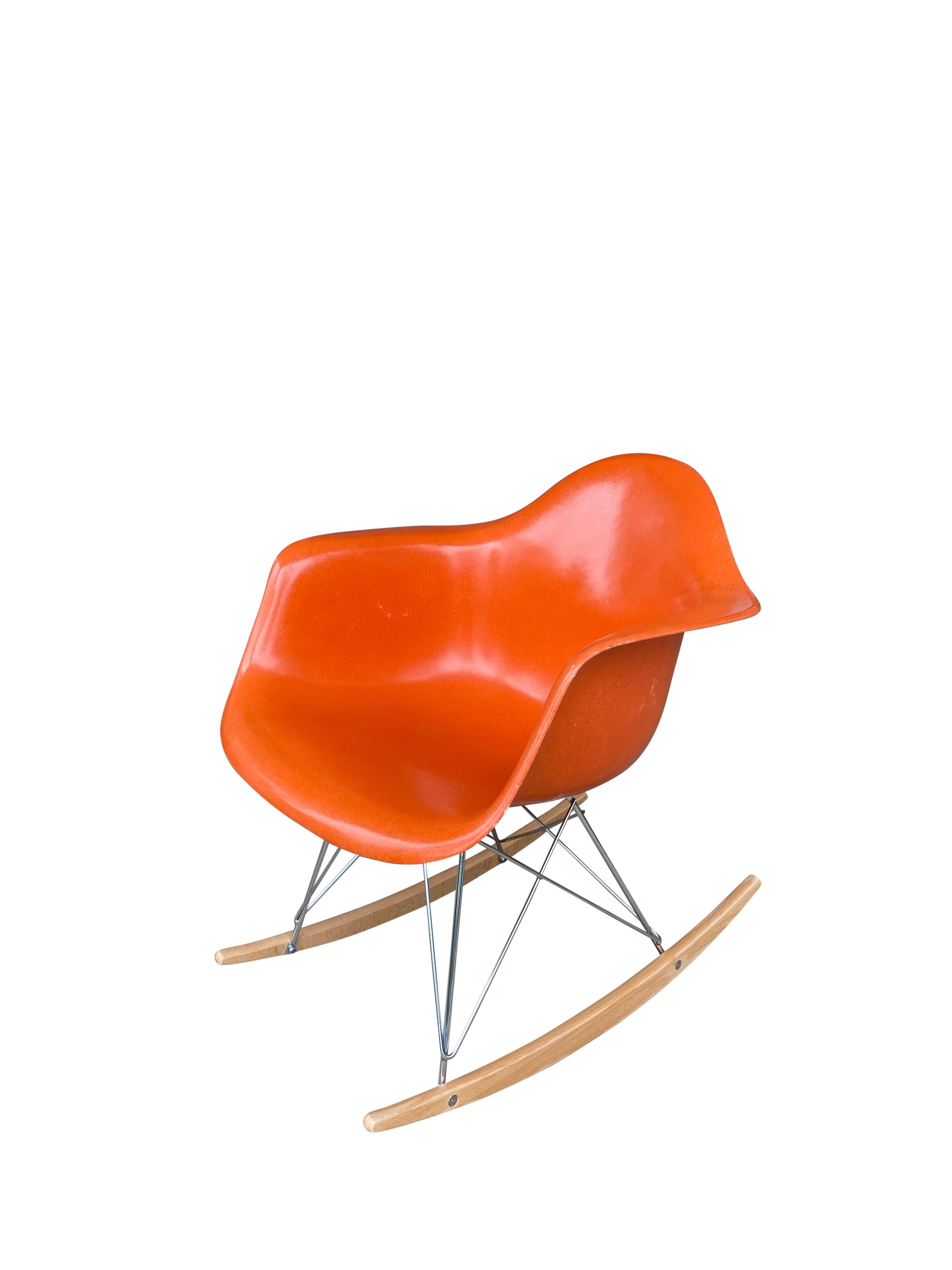 Herman Miller Eames RAR Rocker in Rot Orange (amerikanisch) im Angebot