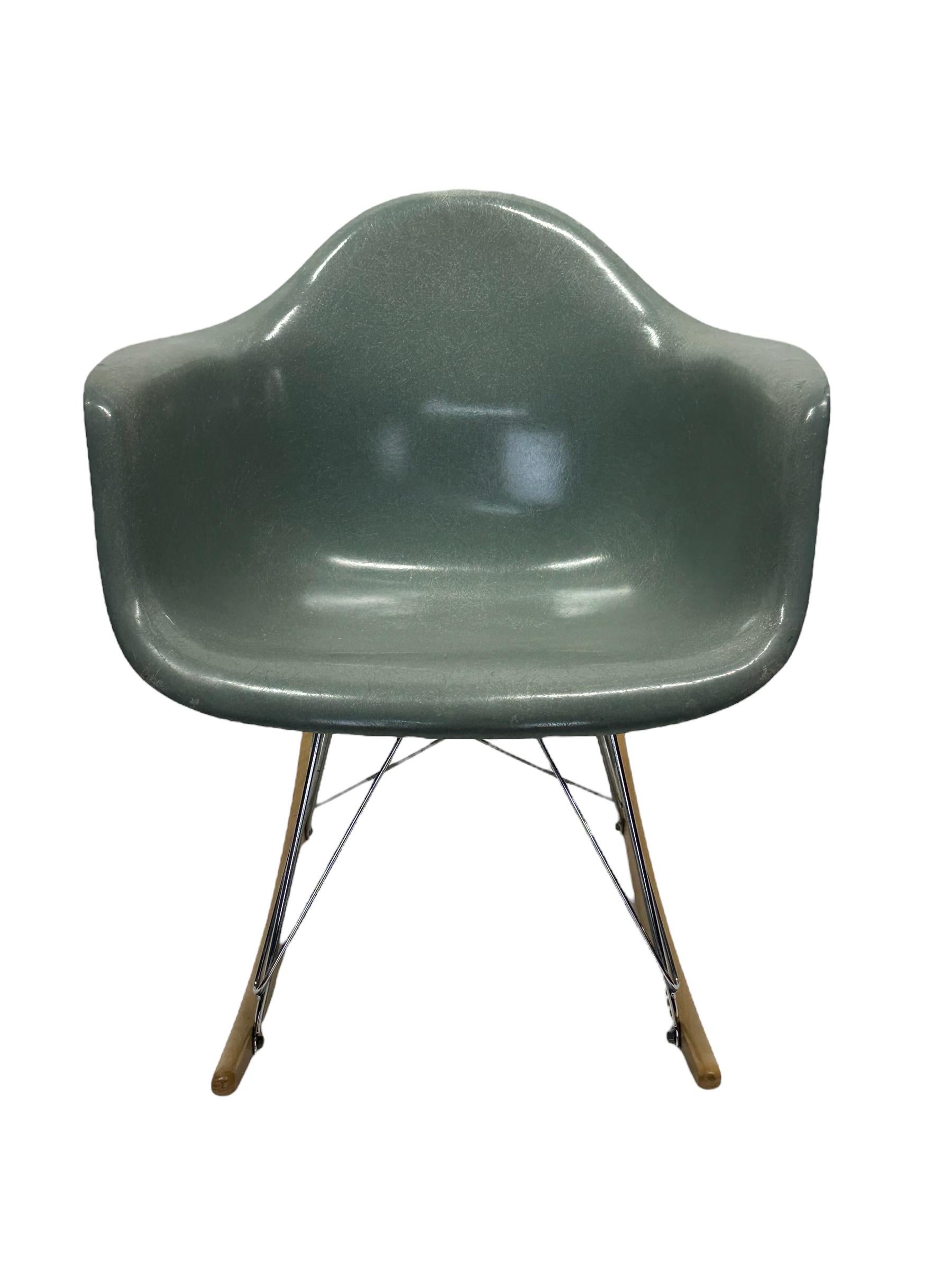 Mid-Century Modern Chaise à bascule Eames RAR Herman Miller en vente