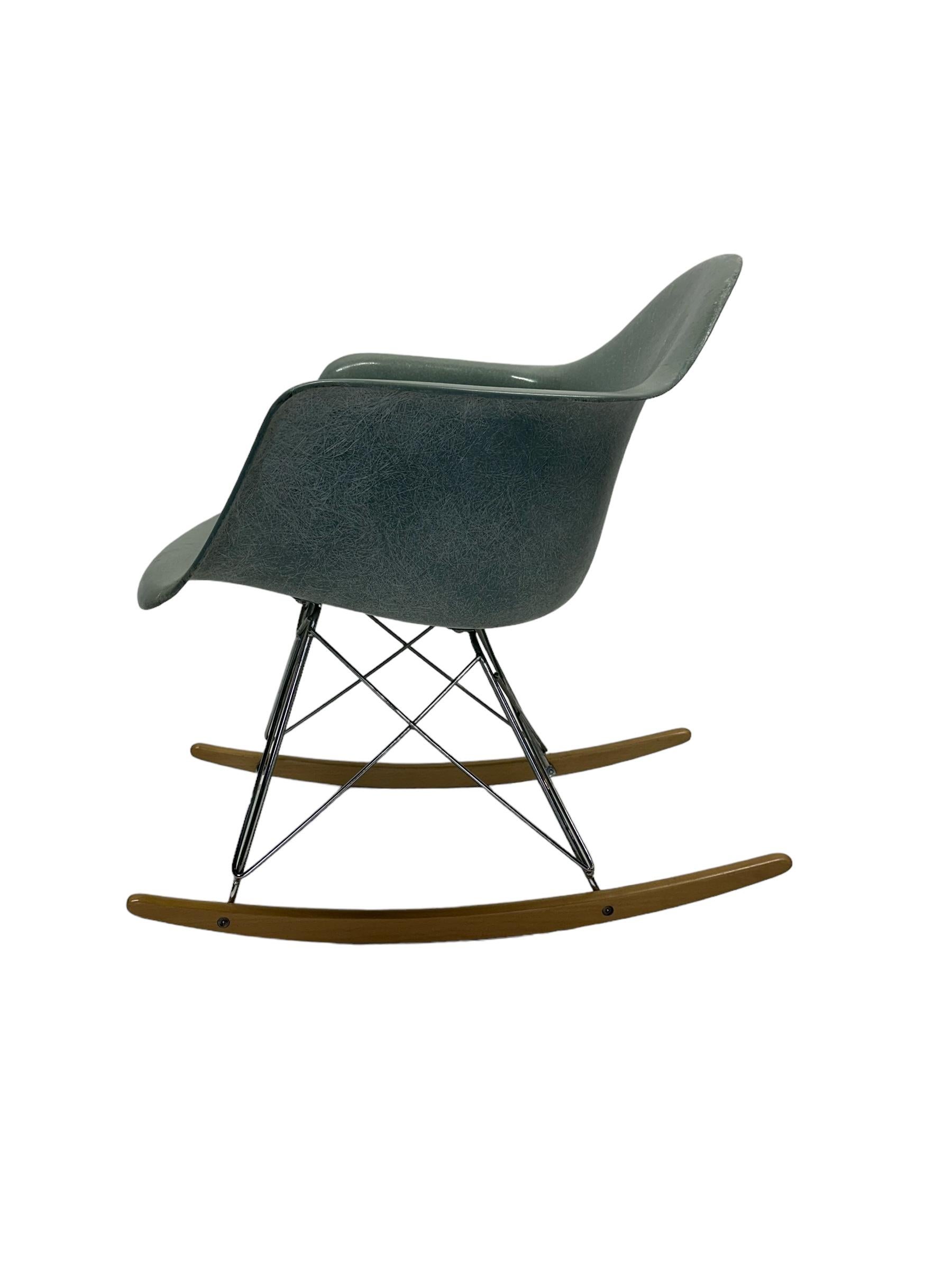 Américain Chaise à bascule Eames RAR Herman Miller en vente