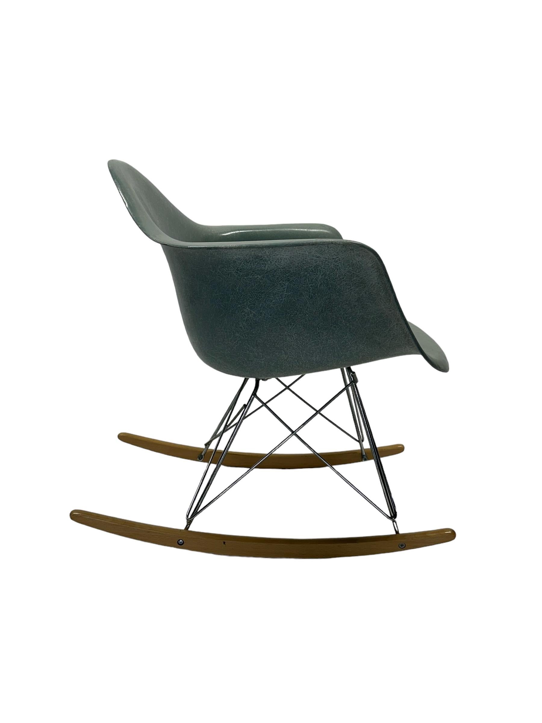 Chaise à bascule Eames RAR Herman Miller Bon état - En vente à Brooklyn, NY