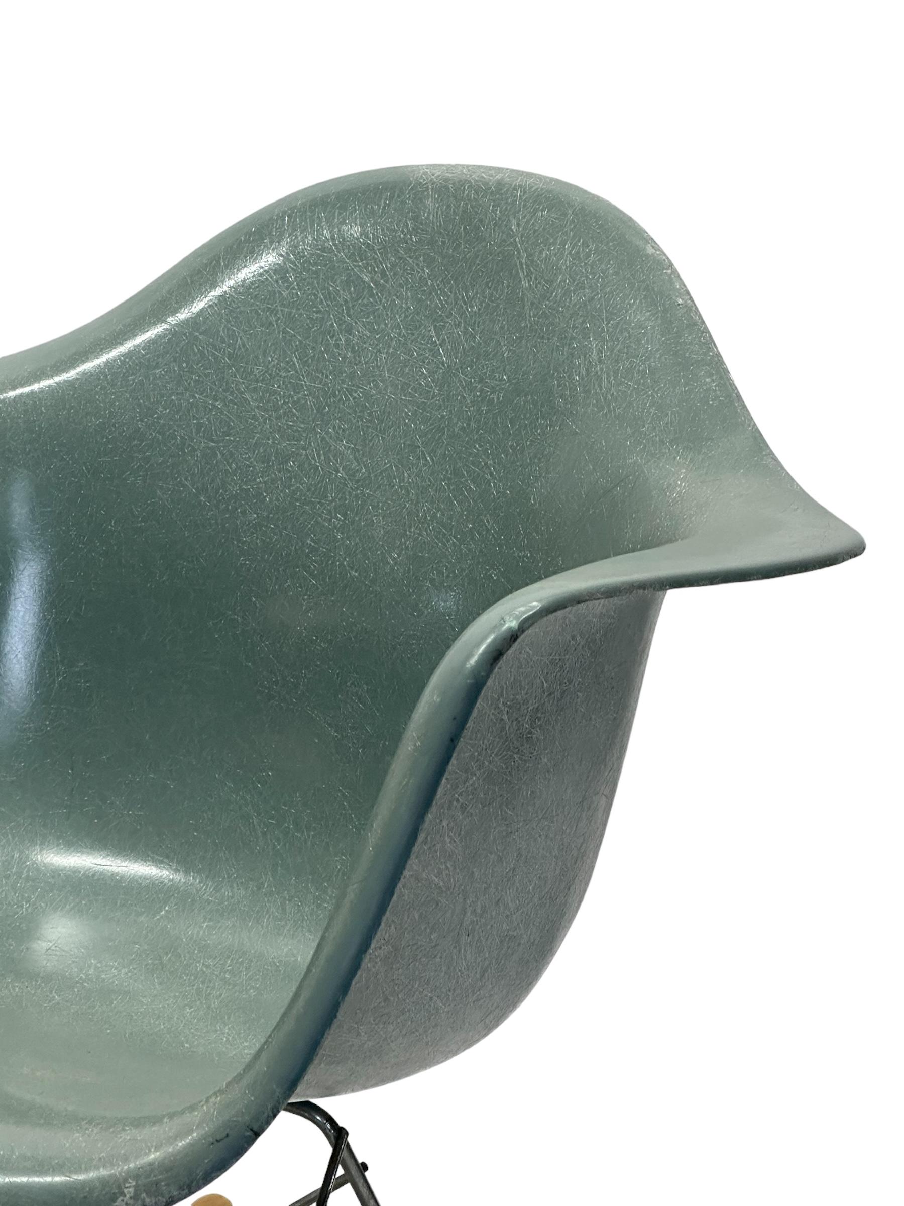 20ième siècle Chaise à bascule Eames RAR Herman Miller en vente