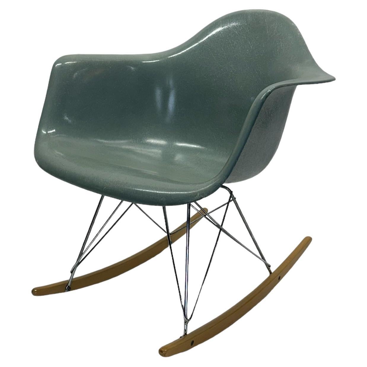 Chaise à bascule Eames RAR Herman Miller en vente