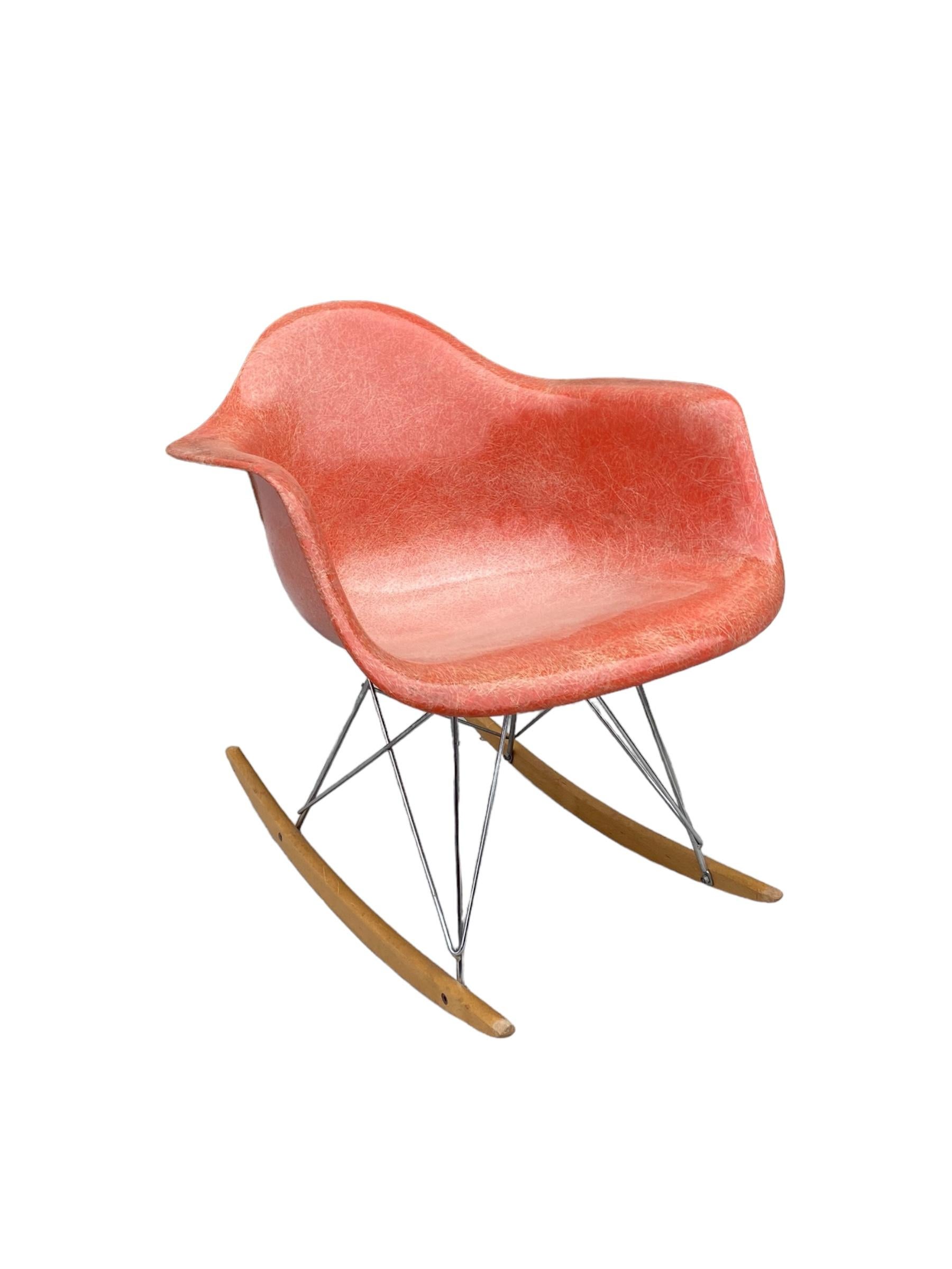 Chaise à bascule Eames RAR rouge orange Herman Miller en vente 3