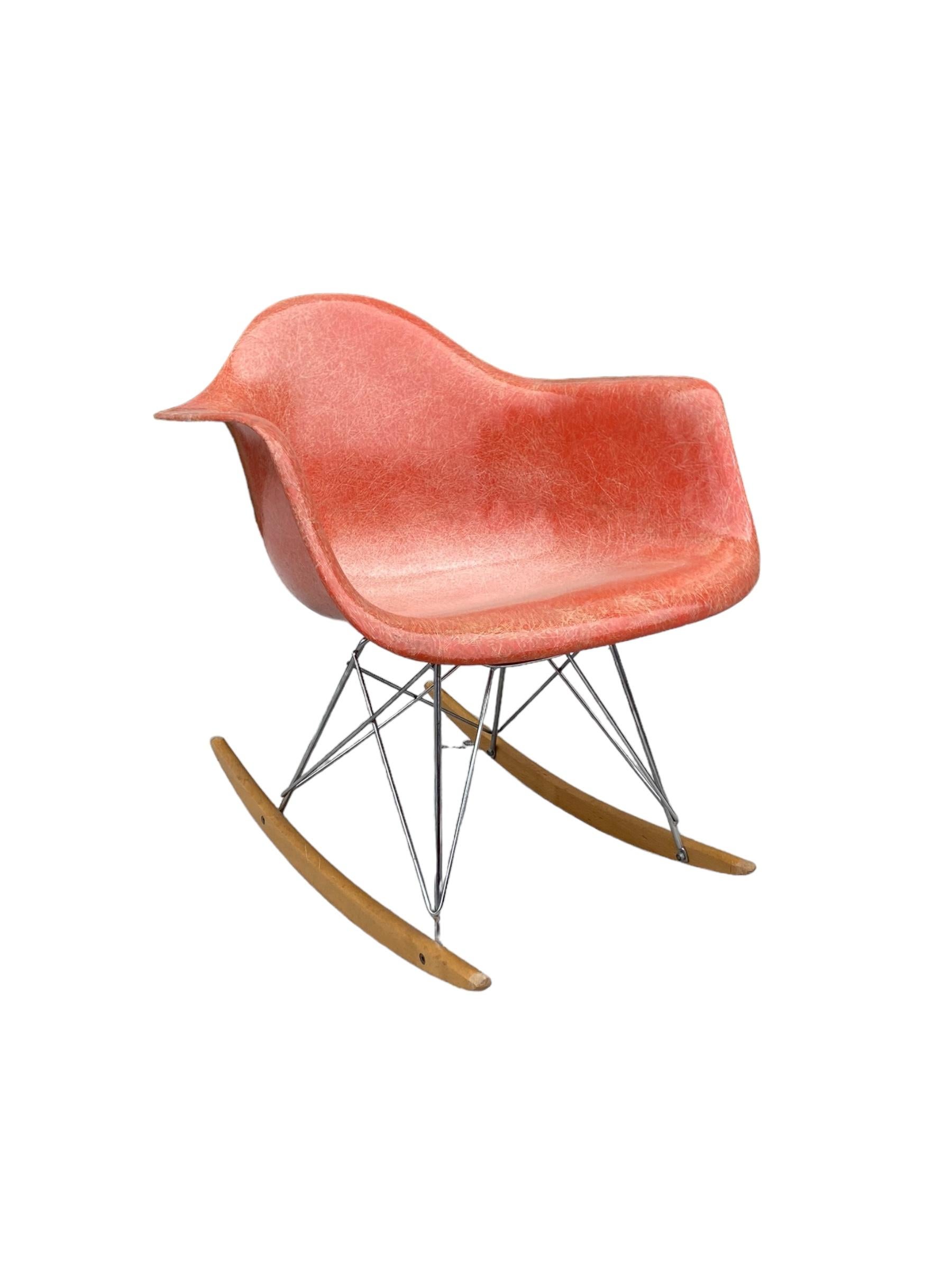 Mid-Century Modern Chaise à bascule Eames RAR rouge orange Herman Miller en vente