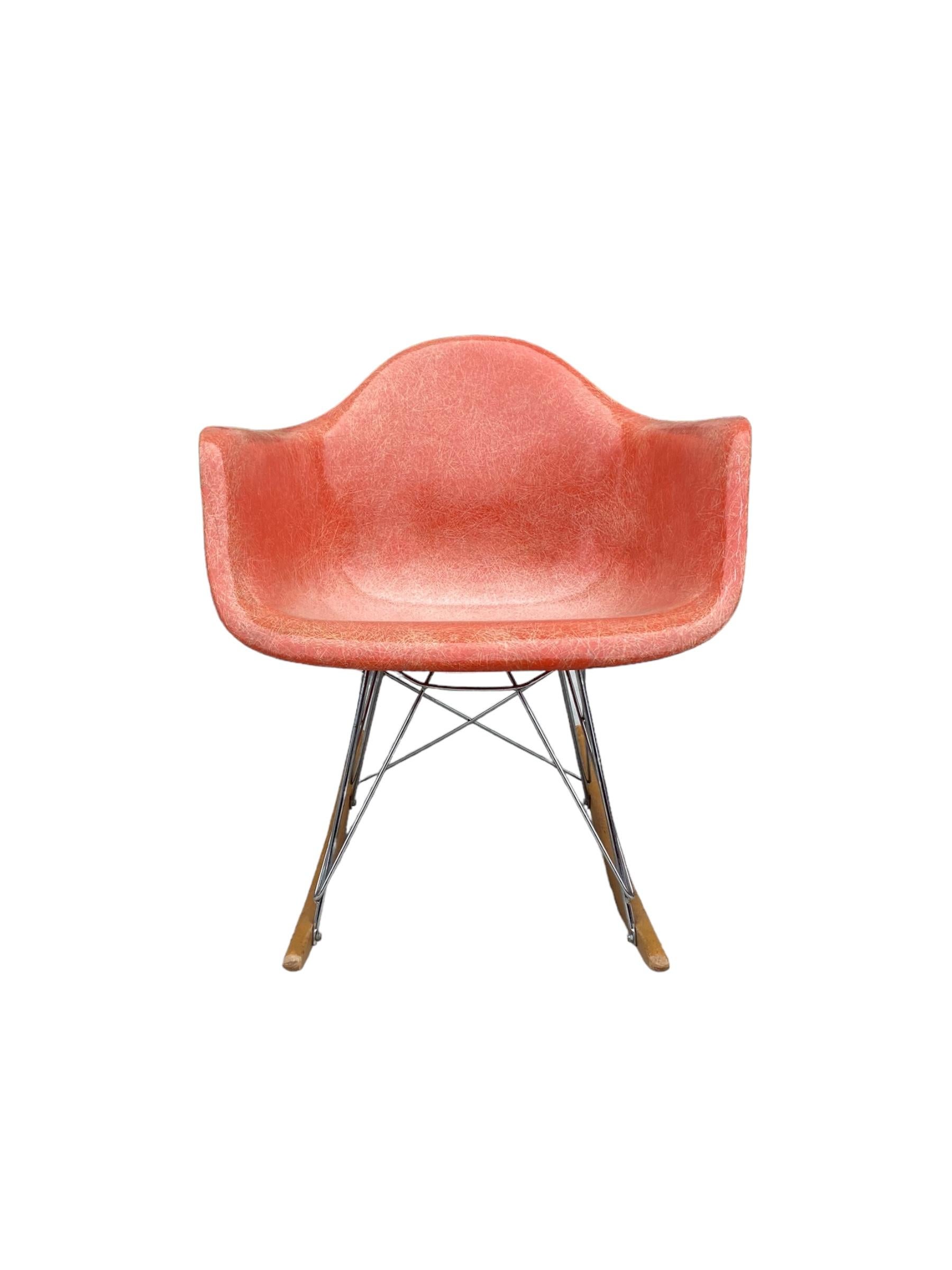 Américain Chaise à bascule Eames RAR rouge orange Herman Miller en vente