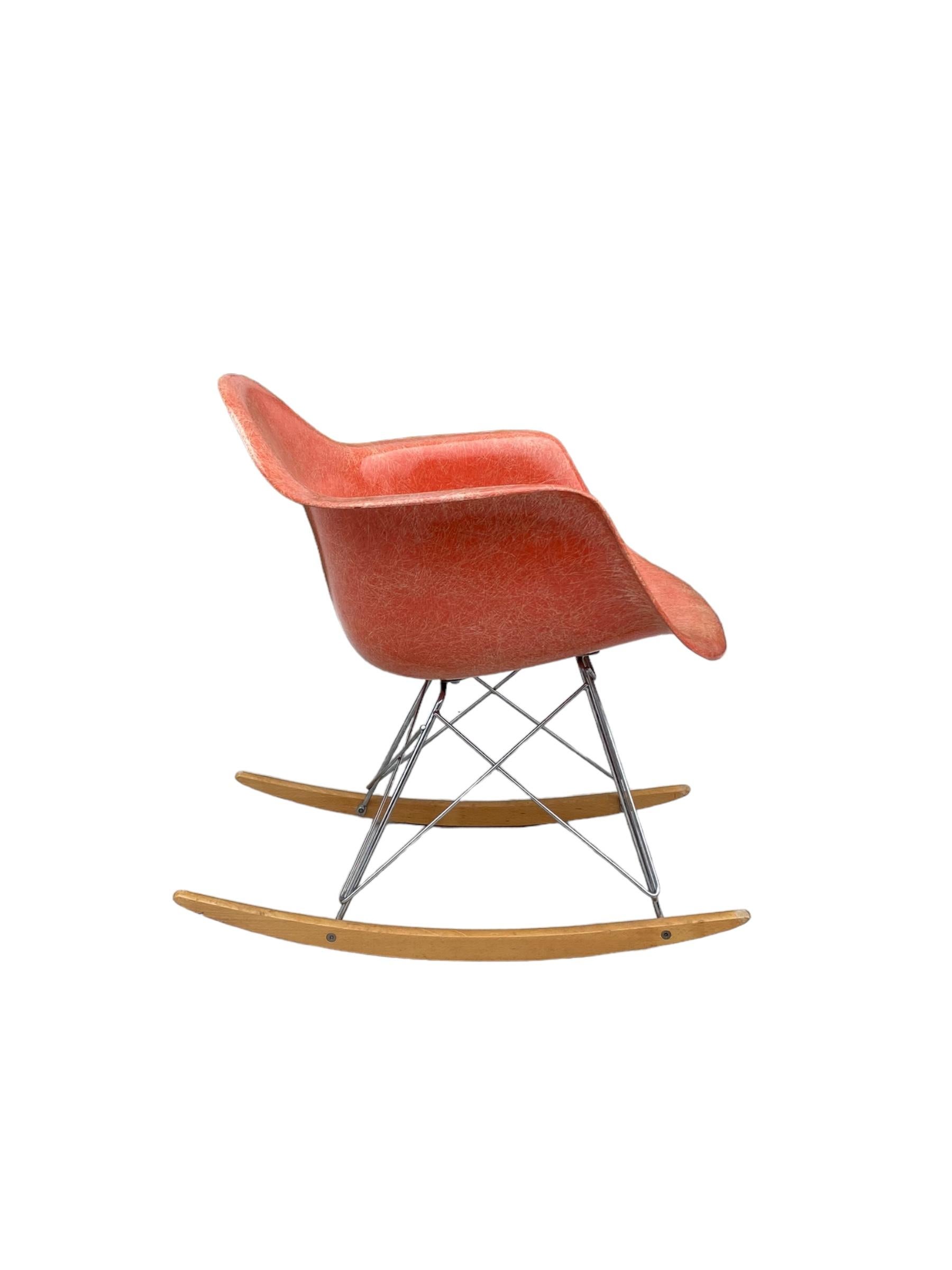 20ième siècle Chaise à bascule Eames RAR rouge orange Herman Miller en vente