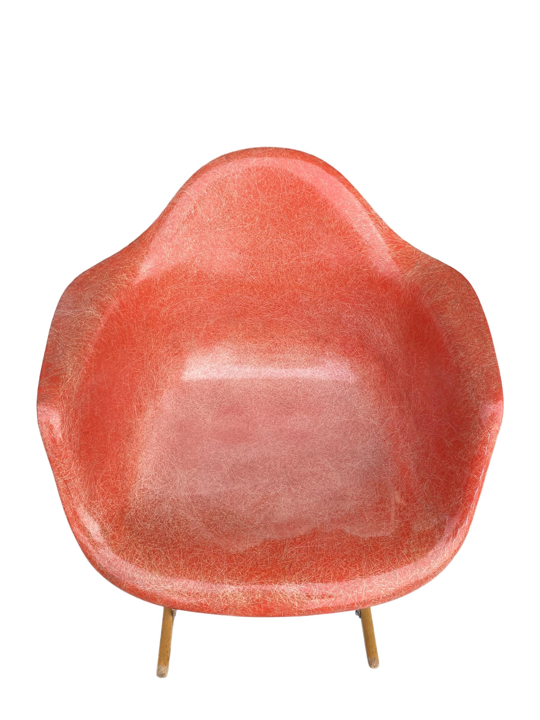 Chaise à bascule Eames RAR rouge orange Herman Miller en vente 1