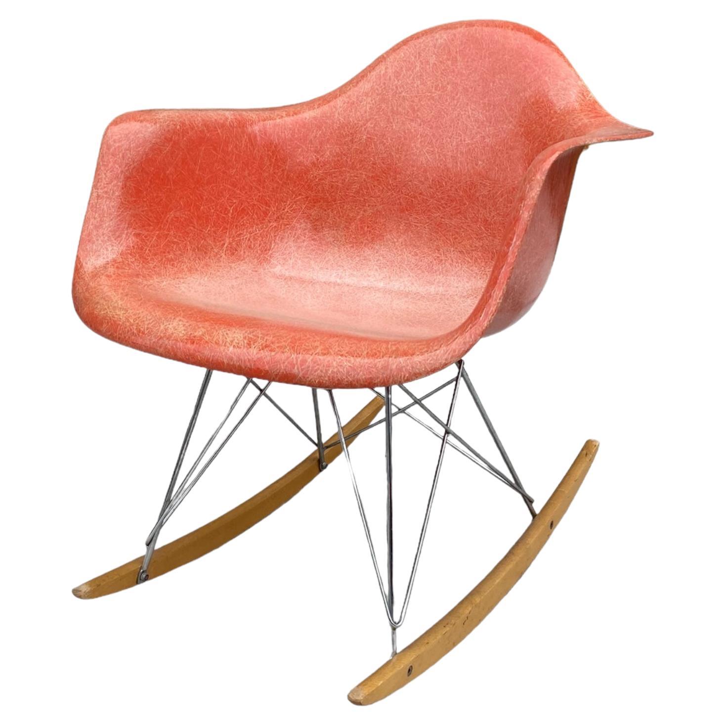 Chaise à bascule Eames RAR rouge orange Herman Miller en vente