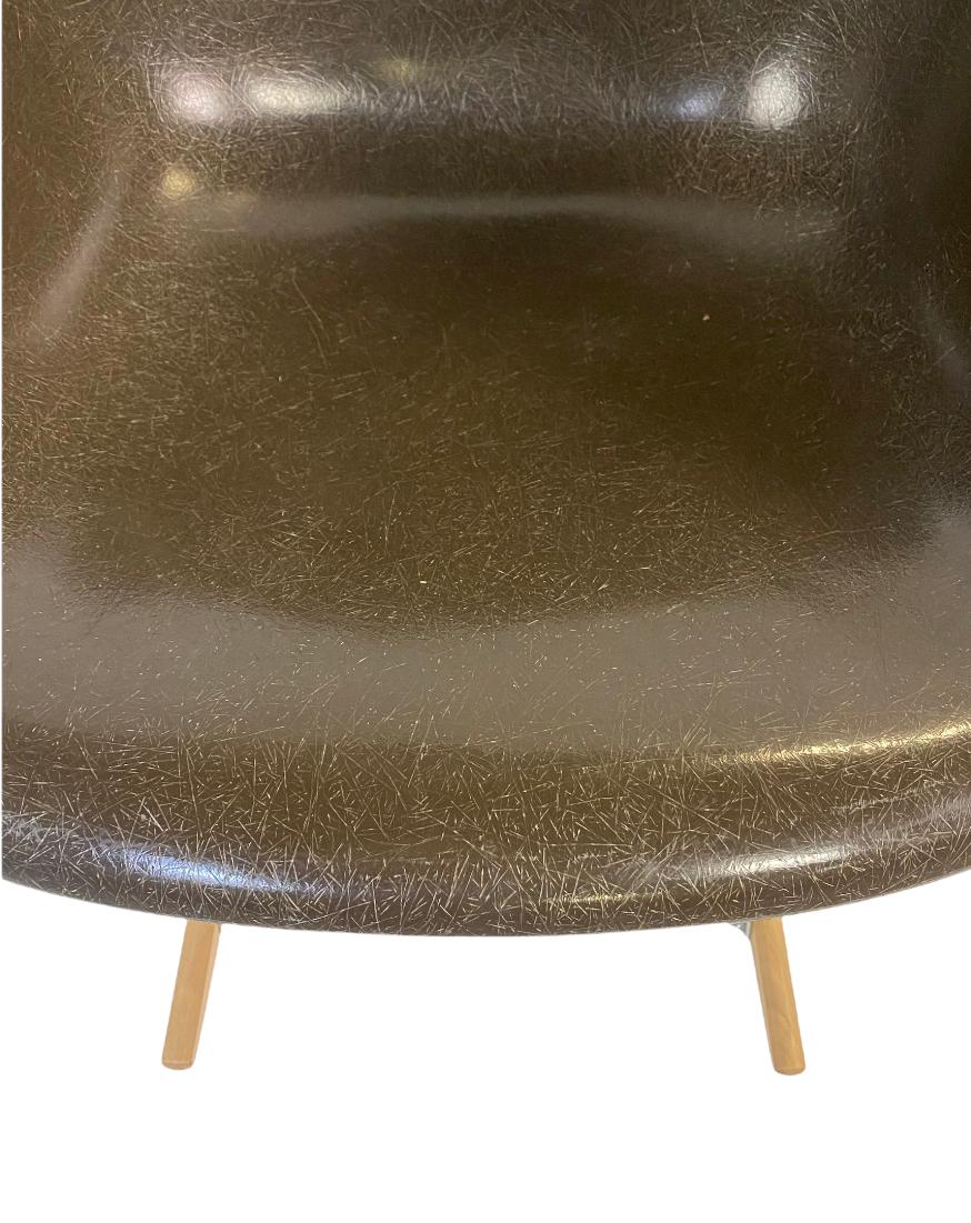 Herman Miller Eames RAR Rocking Chair in Seal Brown In Good Condition In Brooklyn, NY