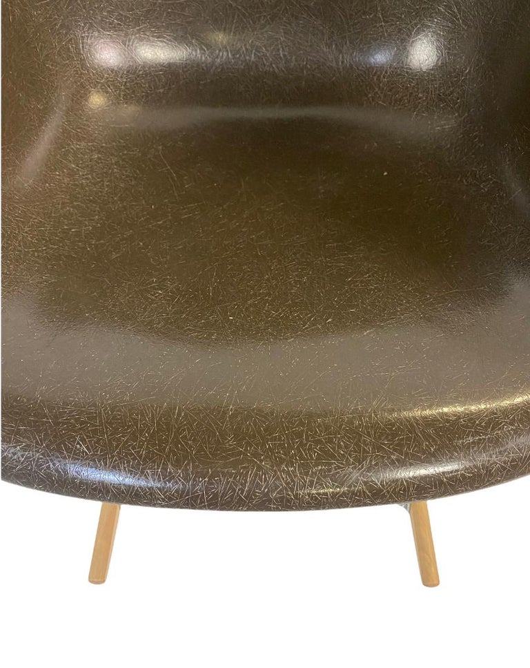 Herman Miller Eames RAR Rocking Chair in Seal Brown In Good Condition For Sale In Brooklyn, NY