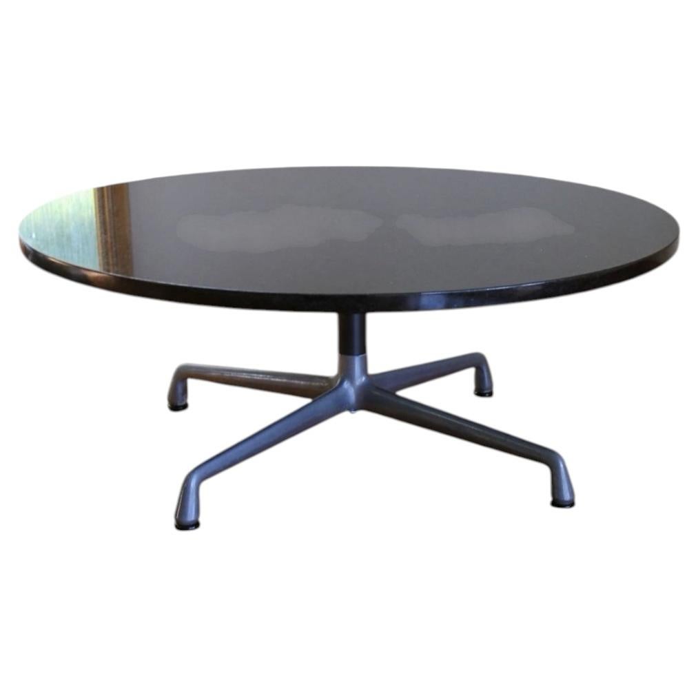 Table basse ronde Eames d'Herman Miller en granit noir et base en aluminium