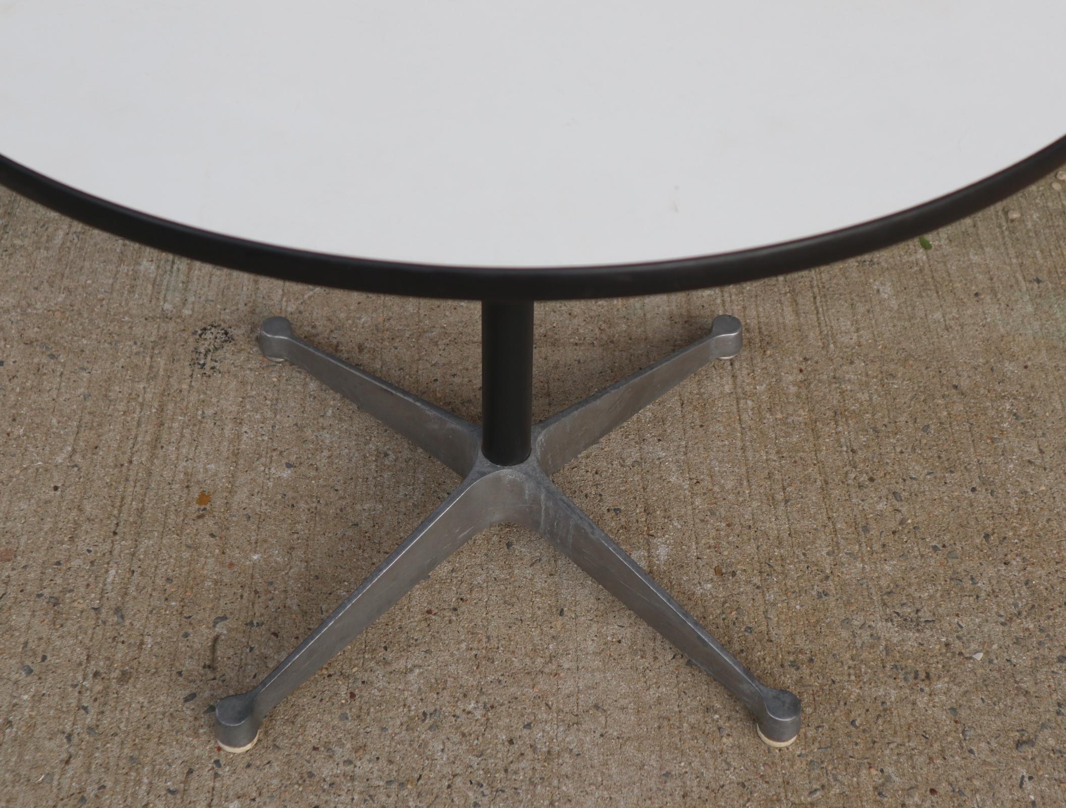 Herman Miller Eames Round Dining Table with Aluminum Base In Good Condition In Brooklyn, NY