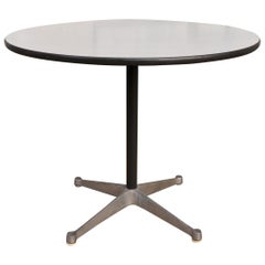 Herman Miller Eames Round Dining Table mit Aluminiumfuß