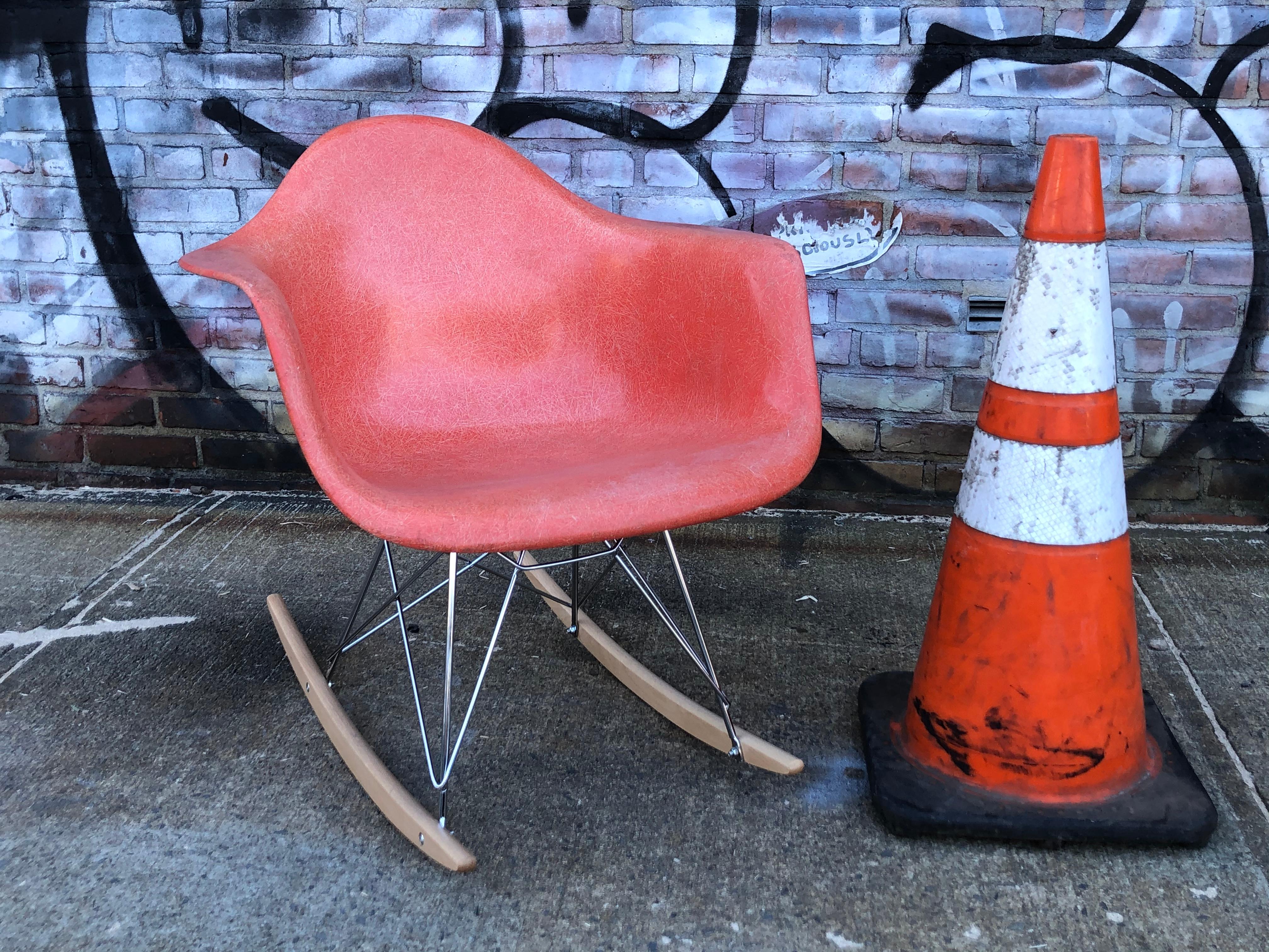 Herman Miller Eames Salmon Orange Fiberglass RAR Rocking Chair In Good Condition In Brooklyn, NY