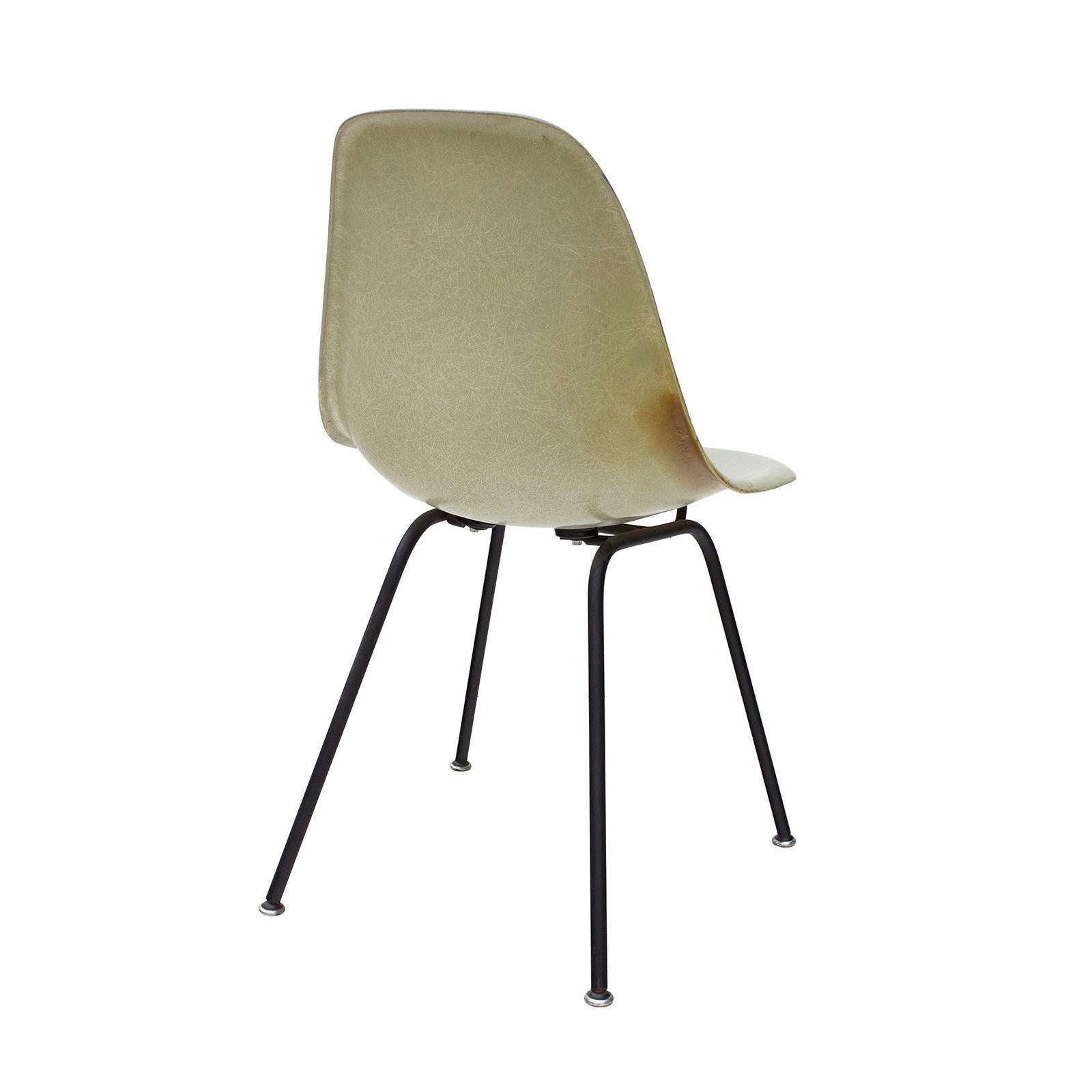 Herman Miller Eames Side Shell Chair in Seafoam Light on Black H Base For Sale 3