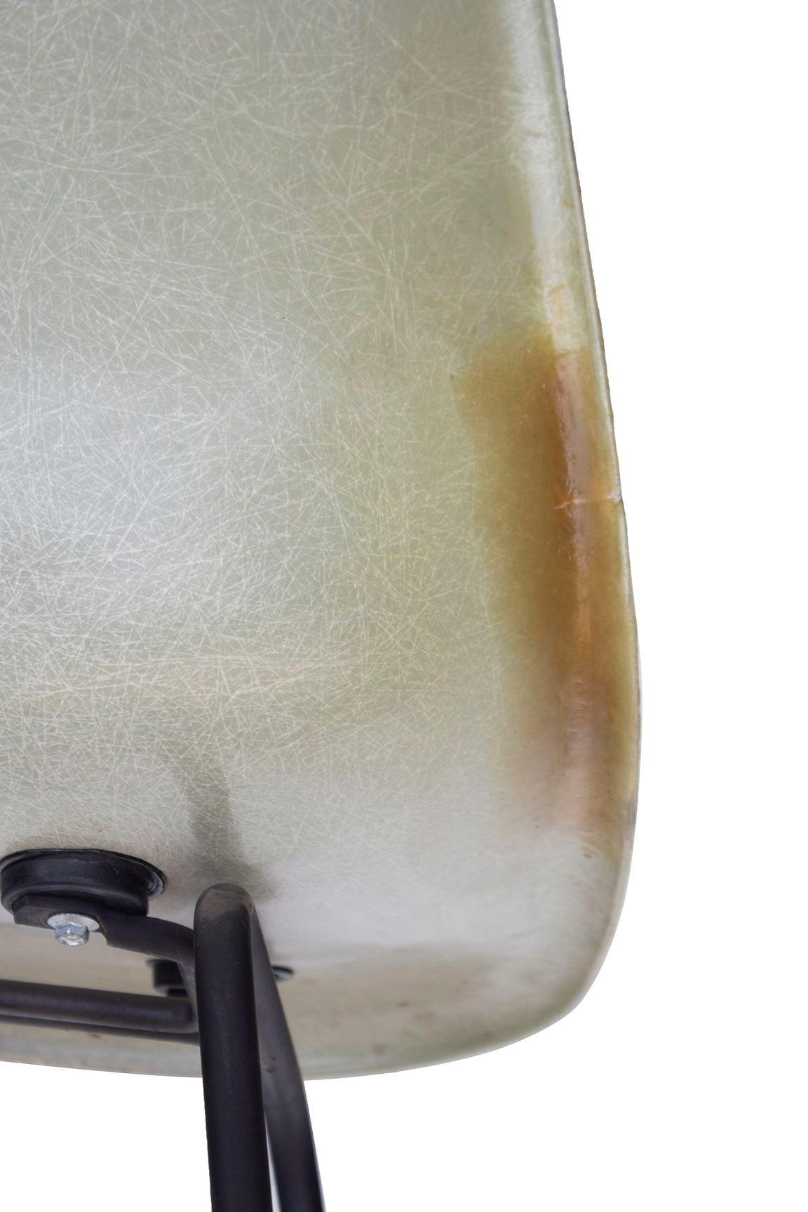 Herman Miller Eames Beistellstuhl aus Muscheln in Seafoam-Leuchte auf schwarzem H-Sockel im Angebot 4