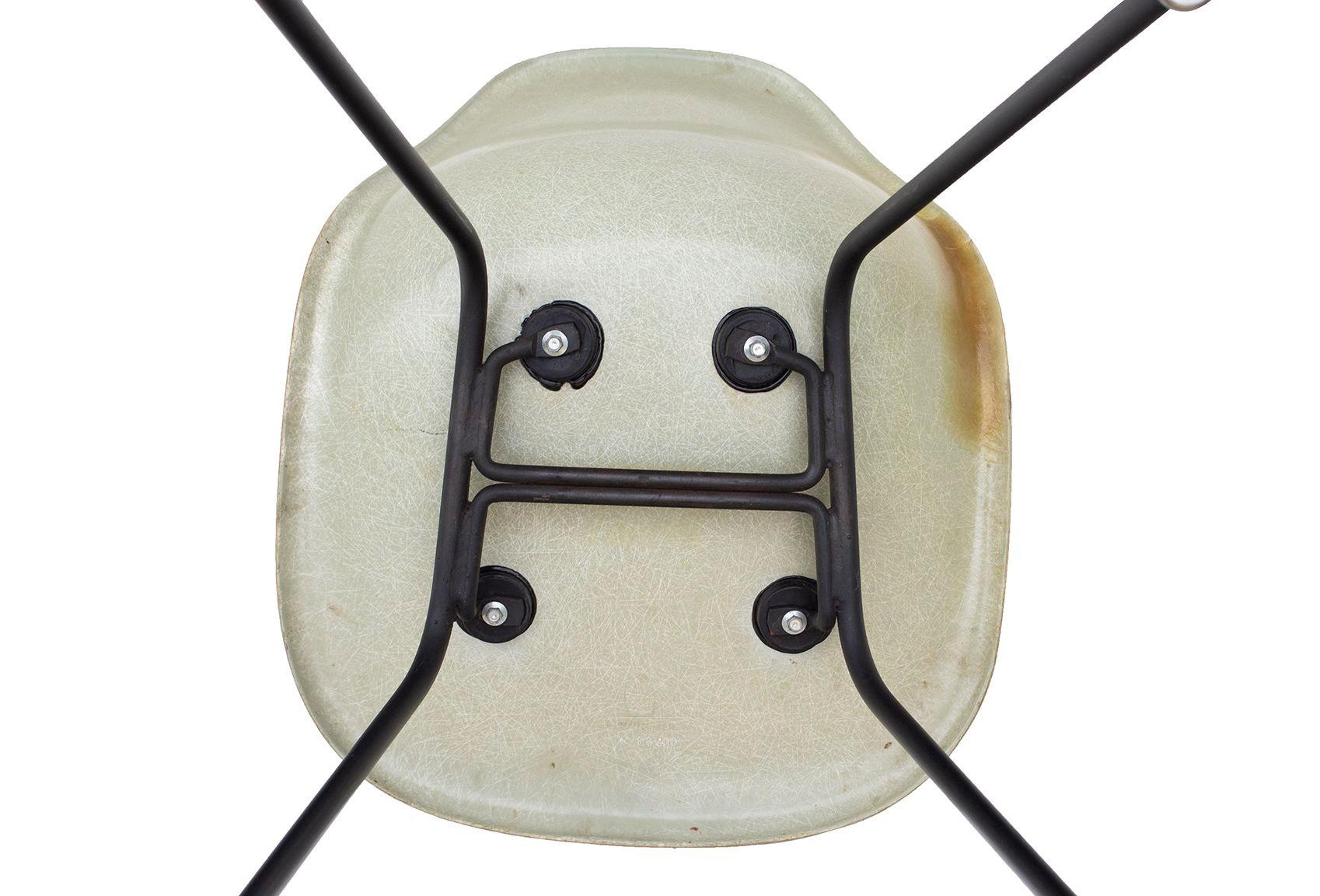 Herman Miller Eames Beistellstuhl aus Muscheln in Seafoam-Leuchte auf schwarzem H-Sockel im Angebot 6