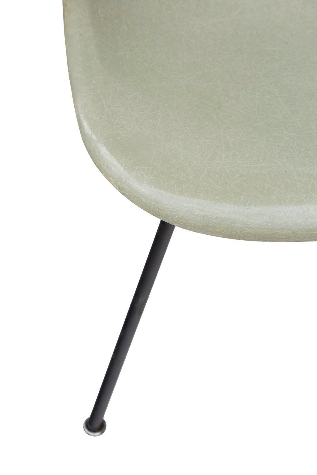 USA, 1950er Jahre
Herman Miller Eames Side Shell Chair in Seafoam Light auf original schwarzem H-Fuß. Der Stuhl sieht so aus, als ob er an der Seite eine Reparatur an der Glasfaser gehabt hätte (siehe Abbildung). Wunderschöne Farbe und origineller
