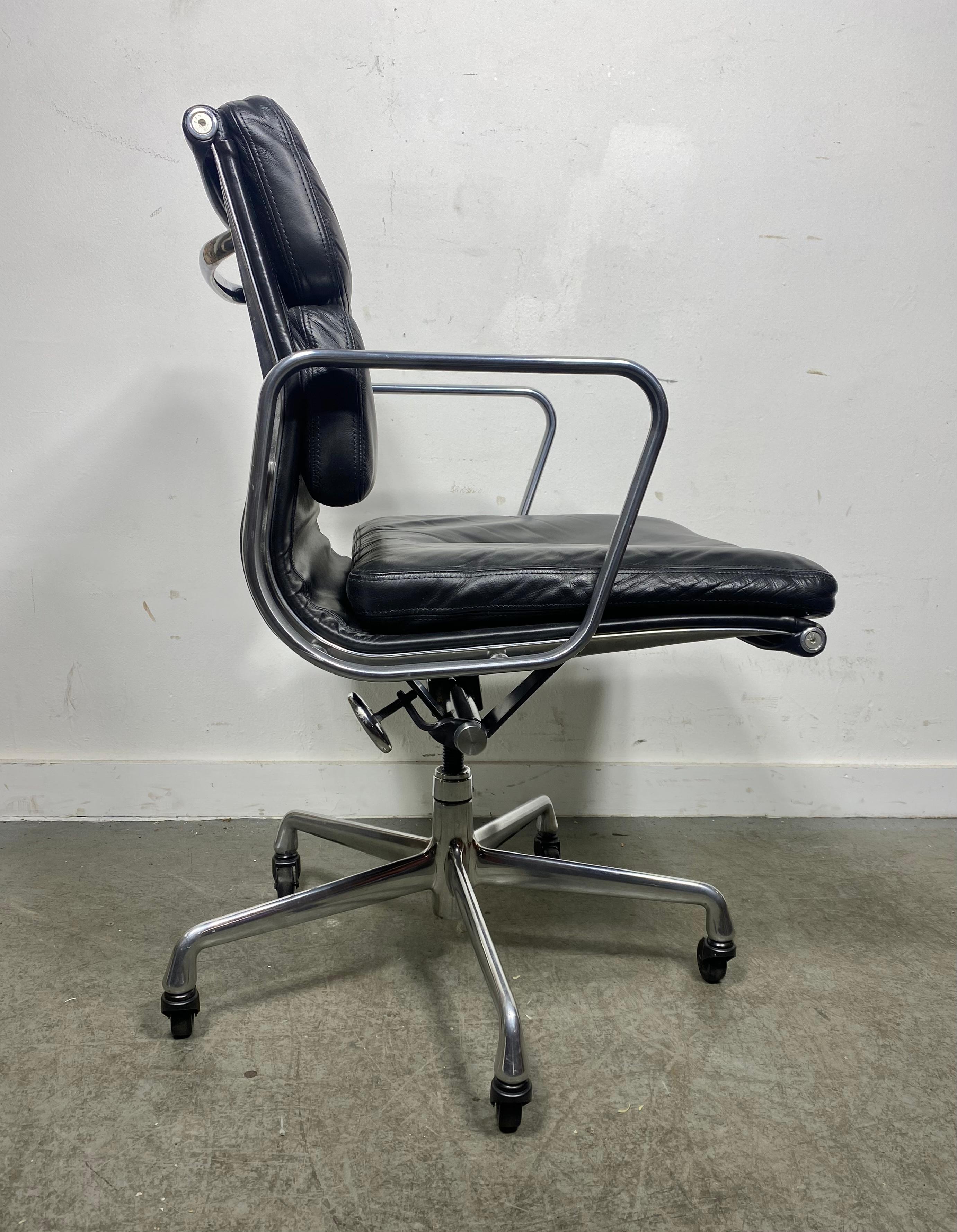 Handsome and elegant Eames soft pad desk/office chair from the Eames Aluminum Group series by Herman Miller. Classic understated design perfection from Charles and Ray Eames. Executed in black leather and aluminum. This model features all the bells