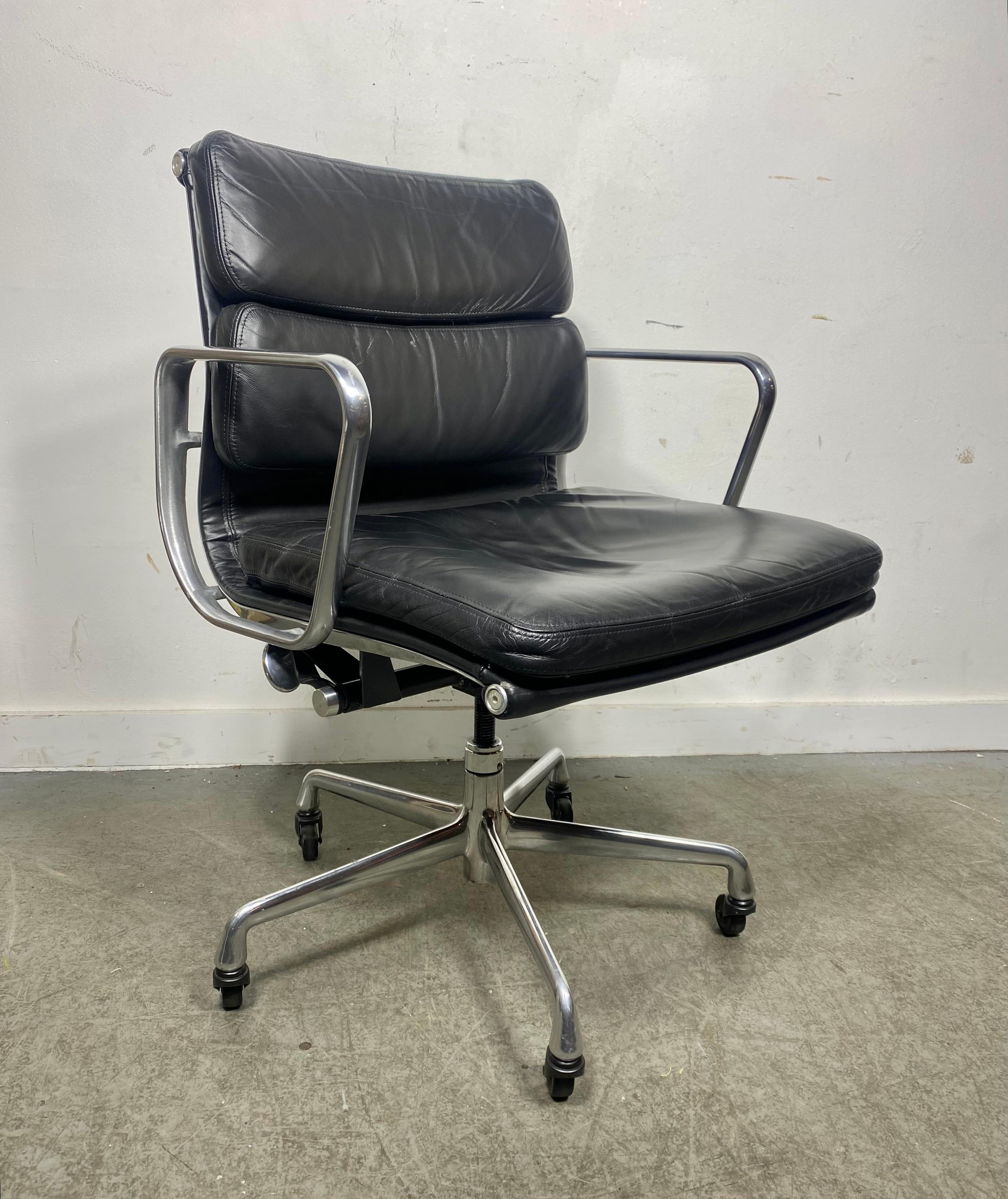 Mid-Century Modern Herman Miller Eames Soft Pad Aluminum Black Leather Desk Chair
