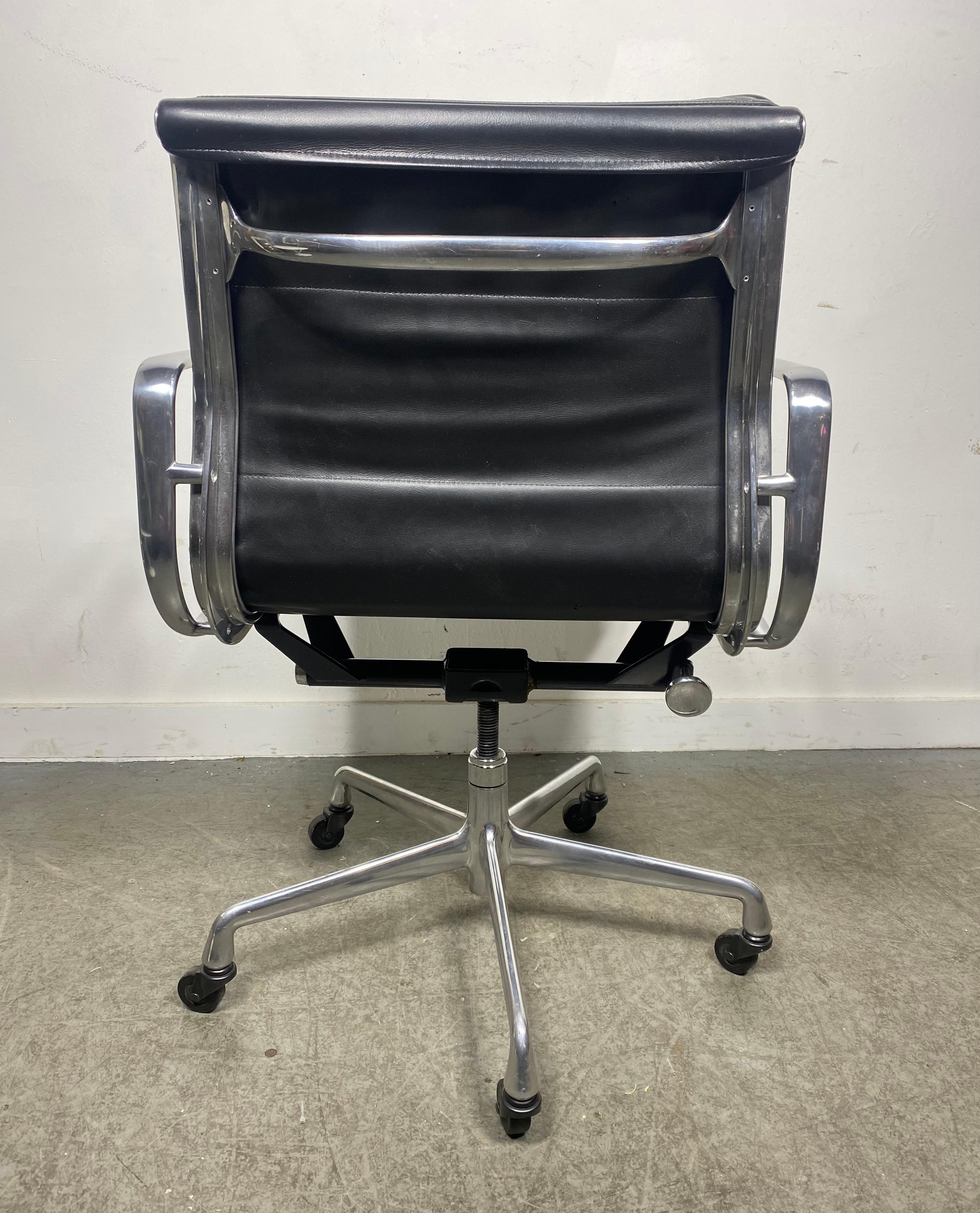 Herman Miller Eames Soft Pad Aluminum Black Leather Desk Chair In Good Condition In Buffalo, NY